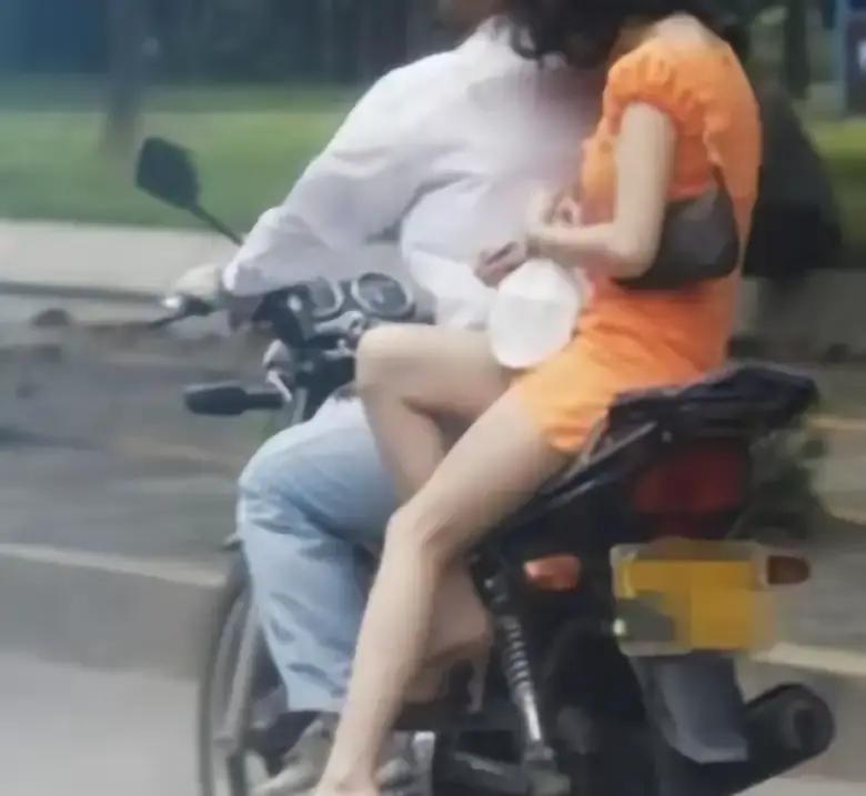 1989年，24岁女子邱兰和丈夫杨彪在水库洗完澡，坐摩托车回家，途中裙子被风吹起，被同村青年看到后调侃，不料，一场悲剧发生了！
邱兰死死按住飞扬的裙摆，脸颊烧得发烫。旁边的王成和李斌还在拖拉机旁笑，声音刺耳。杨彪猛地捏紧摩托车把手，发动机嗡嗡作响。
他调转车头，把摩托车横在土路中间。邱兰小声说：“彪
