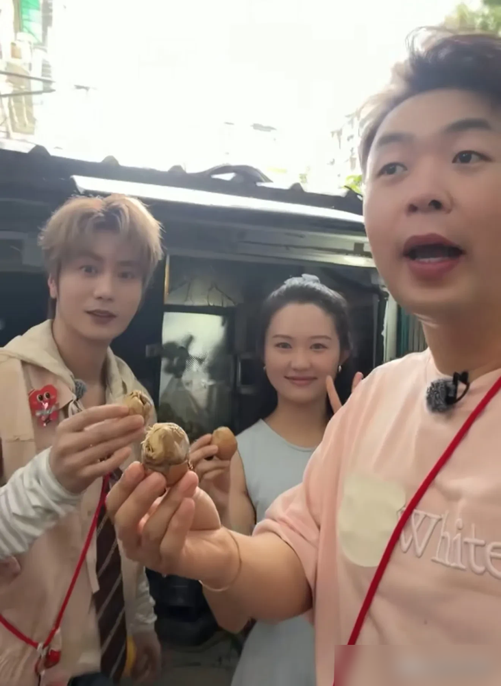 杜海涛连毛吃南京毛蛋，直接把全网吵翻了！
杜海涛跟陆虎逛南京街头，偶遇路边摊卖毛蛋。看到蛋上带毛，杜海涛纠结半天，最后听劝连毛一起吞下，表情全程复杂。
这下南京网友直接分成两派吵。拔毛派说长了硬羽毛的必须拔，扎嘴又膈应。带毛派说老南京吃传统毛蛋，就是带毛啃才够味儿。
说到底，哪有什么对错，不过