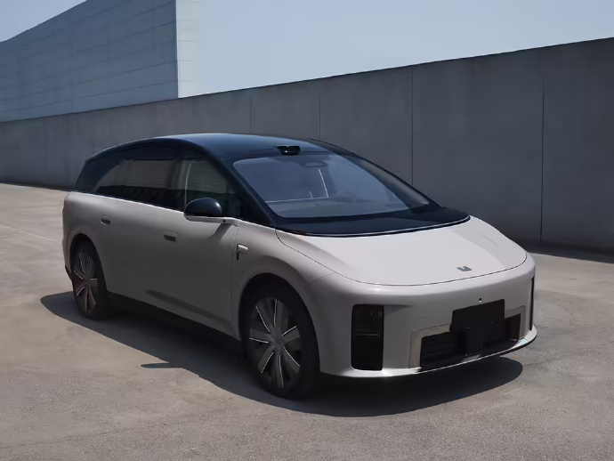 理想 i9 计划 9 月中旬发布，定位纯电旗舰六座 SUV
理想 i9 已经官宣定档 9 月中旬发布，作为品牌纯电旗舰六座 SUV，它将和全新 MEGA 组成双旗舰，一个 SUV 一个 MPV，互补覆盖高端多成员家庭市场。
申报尺寸 5225×1970×1752mm，轴距 3168mm，底子看齐 M