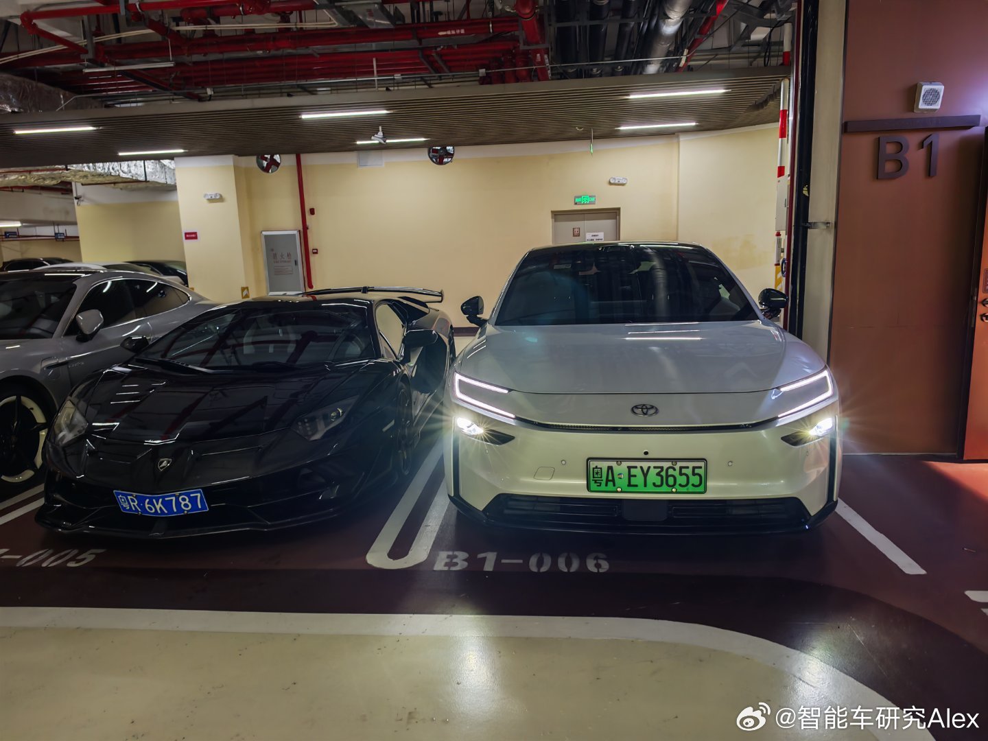 我就奇怪怎么电梯口会有个空位，原来是一个停进去开不了门的尴尬车位，幸亏有离车泊入，这位置归我了[不愧是你]
#大家车的铂智7# ​