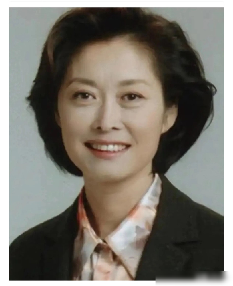 白岩松说敬一丹为而不争，圈里却叫她玩儿命。
做《焦点访谈》，她温得没脾气，锐得又让人坐不住。曹可凡回忆她，谦和到极点，干活却倾心投入。四川台周东说，圈内用玩儿命形容她，敬业、皮实、能扛。
观众认她这张国泰民安脸，几代人没换过台。媒体评她不煽情、不咄咄逼人，在《感动中国》里温情克制。人大教授陈力丹