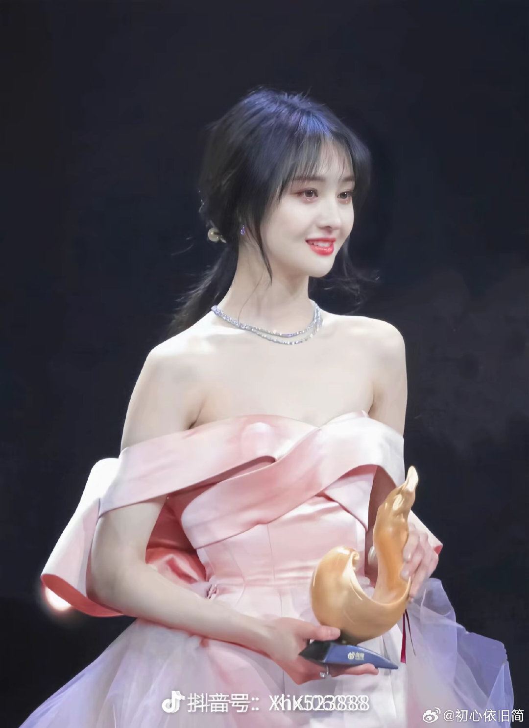 郑爽：最美！ ​