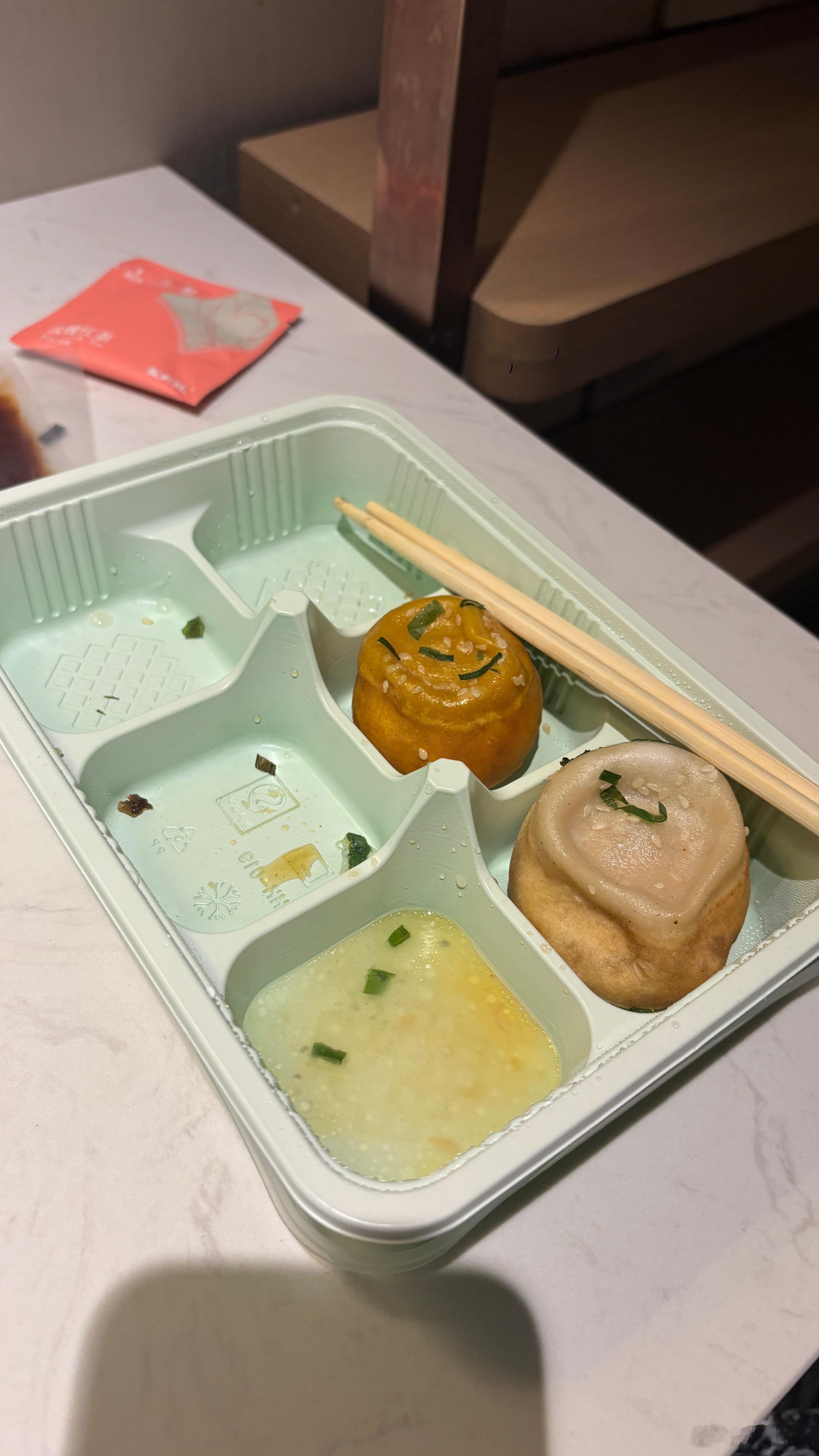 一天没吃饭刚到沈阳就准备随便点个外卖吃两口洗澡睡觉，然后买了份生煎买了一次性浴巾，然后不知道我的美团在抽风什么定位到隔壁一条街的酒店，然后美团骑手说没有三楼啊我以为定错了又改了一个地址 然后改的更远了，（同时我媳妇的外卖定位就是对的已送达）然后我花了三块改了一个错的地址。最后外卖 ​