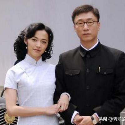 孙红雷拍《潜伏》时，差点把姚晨逼疯。
进组第一天，他就拉着姚晨修改台词。翠平那股子泼辣劲儿，全是俩人现场碰撞出来的。导演姜伟后来承认，剧本里很多生活化的细节，根本写不出来。
孙红雷在片场是出了名的戏霸，不是抢戏，是磨戏。一个眼神不对，他能拉着对手演员磨十遍。姚晨一开始接不住，后来干脆放开了跟他争