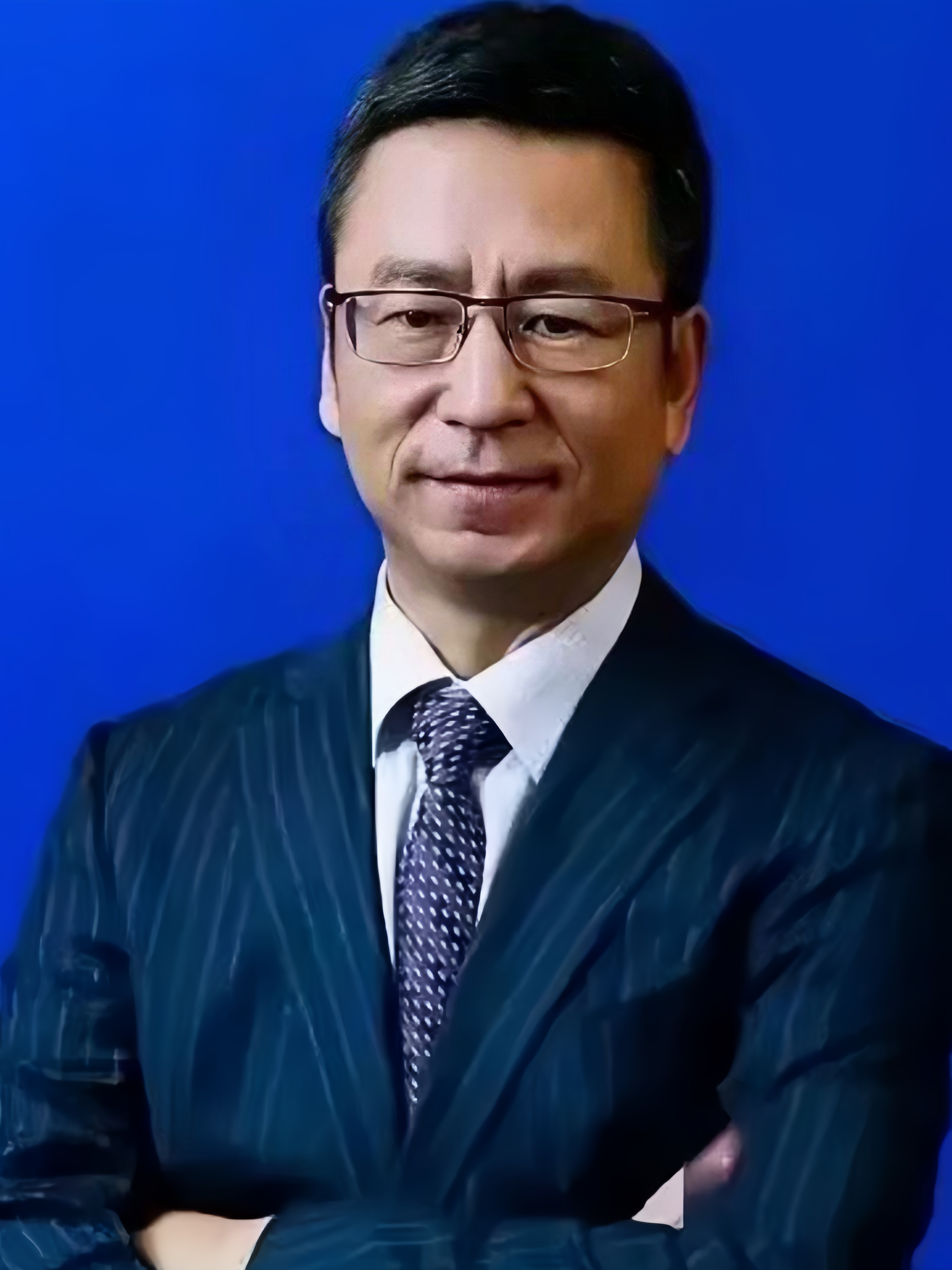 时，一位女大学生站起来，当众问他：白老师，您怎么看 “拼爹” 这两个字？白岩松一句话，台下掌声掌声 “哗” 地就响了，半天停不下来。
在一场公开活动的现场，面对台下年轻学生抛出的尖锐现实问题，知名媒体人给出了一个毫不避讳的直接回答，瞬间引发了全场的瞩目与深思。

相关记录显示，白岩松曾在郑州大学发表