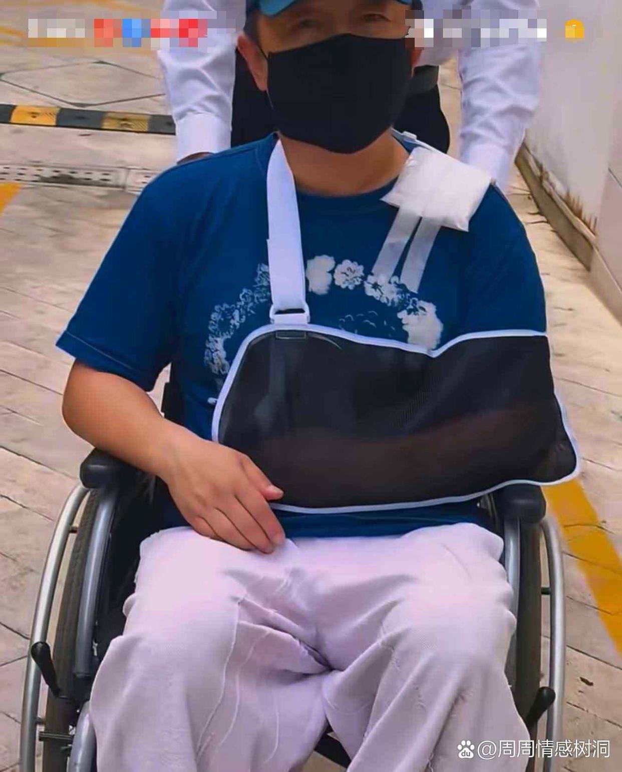 黄渤接连出事！
9月3日，手臂骨折还没康复的黄渤又出事了，这一次更严重，他在自家门口骑自行车，结果走神了，没注意摔了，这一摔锁骨都摔骨折了，在医院手术住院，说话都费劲。
黄渤手臂骨折是上个月20多号发生的事故，也是因为骑自行车摔了，这次锁骨骨折还是因为骑自行车摔的。
黄渤都摔郁闷了，躺 ​
