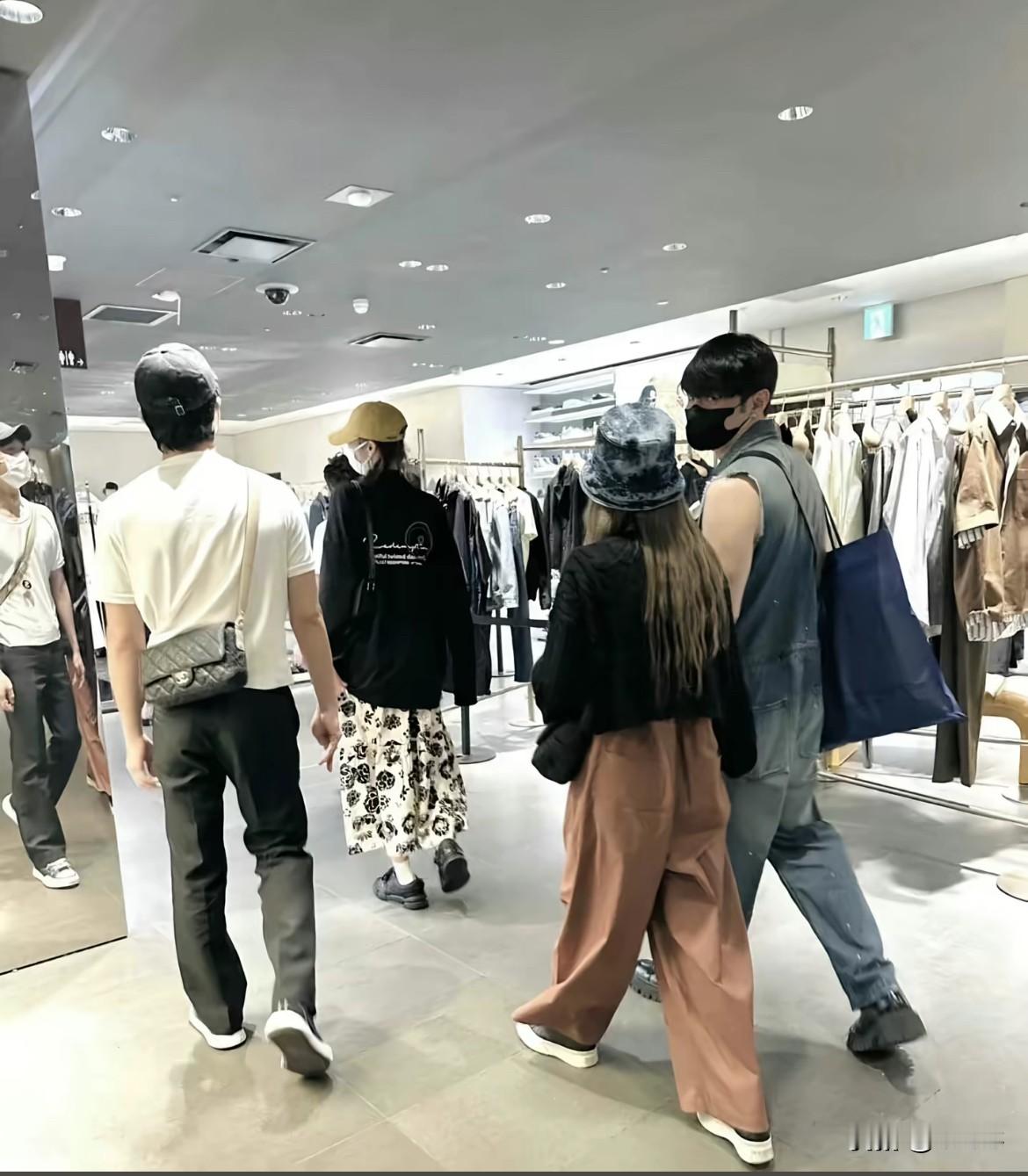 井柏然和李荣浩两家人关系是真好呀，
四个人经常一起逛街、出行，
若有一方家属不在时，就会充当另一方的爱情保镖，
丝毫不会觉得尴尬，
杨丞琳在台上演唱时，井柏然会在台下认真给她拍照，而杨丞琳的正牌老公就在一旁紧紧盯着小井的手机！
李荣浩也会在自己的演唱会上推荐井宝的新剧！
连井柏然都说在北京时，他经常