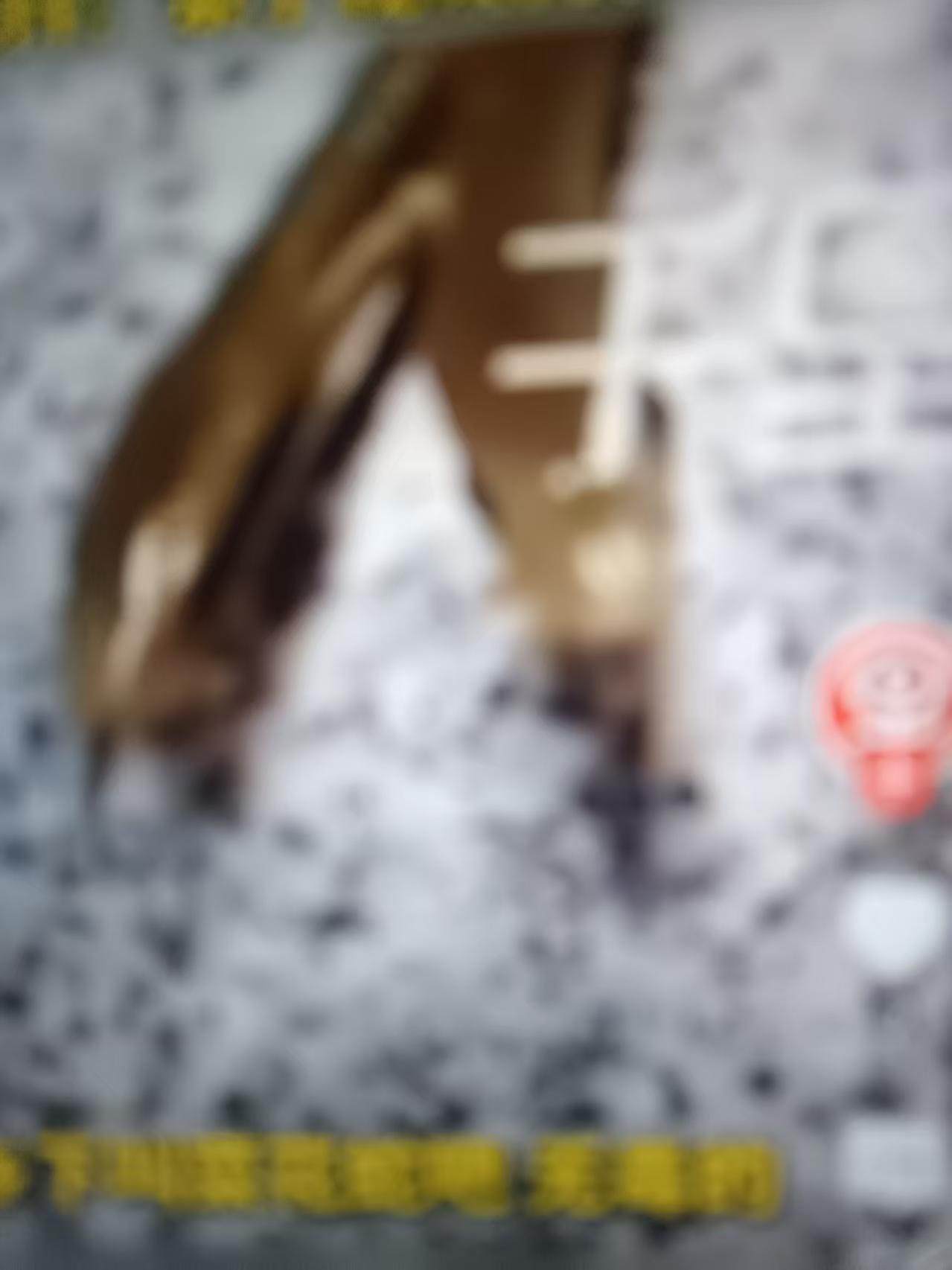 刷到那个女子淡定放生1米多长双头蛇的视频，我直接看愣了。
换我看见普通蛇都得原地蹦三米远，她手里攥着的两个脑袋的蛇互相拉扯着，总想自己的那个脑袋占上风样子，没有害怕，还能稳稳托着往草丛里送，连手都不带抖的。
查过资料才知道双头蛇是控制基因出了小差错才长出来的，野外存活率特别低，长到1米多长更是少见。