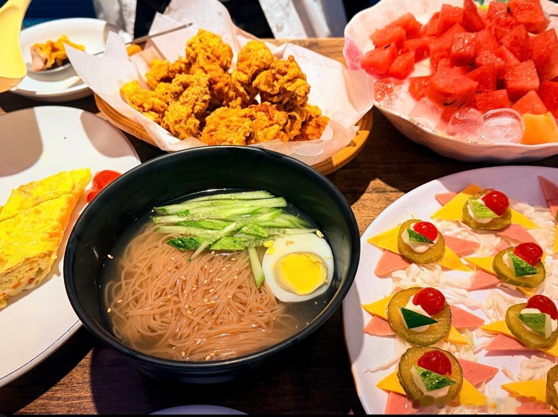 这边到处都是香香的没有臭味🥳
这边的地铁大家都先下后上，老幼孕残的座位大家都不会坐，只留给有需要的人❤️
这边大家不会插队，即便后面等待也很有耐心～
这边坡很多！
这边衣服很好买！
这边会惩罚所有没有购物欲望的人！
欢乐豆一样的钱你就花吧，一花一个不吱声🙈🙈
小韩再见，下次还来， ​