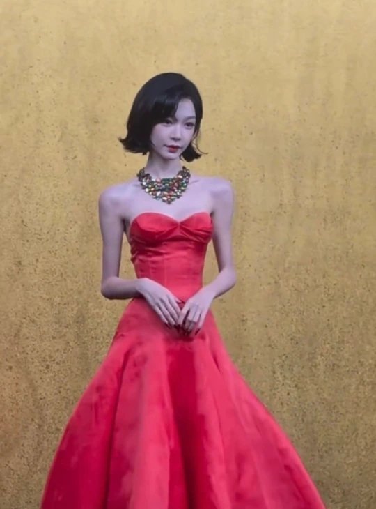 易梦玲和胡彦斌分手后亮相VOGUE红毯

近日，易梦玲在VOGUE红毯亮相，身形暴瘦至41公斤，BMI仅15.1，与去年恋爱时松弛饱满的状态判若两人，由此引发“和胡彦斌分手后状态反差”的热议，网友戏称胡彦斌是“减肥药”。 ​