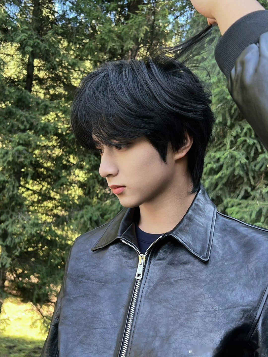 #刘耀文[超话]# 🐺#刘耀文 唱跳rap全能ace# 🐺#刘耀文 目光磁石# 

“你自山河林间来，惊鸿一现百花开” 𝓎𝓸𝓊 𝒸𝓸𝓂𝓮 𝒻𝓸𝓂𝓮 𝓉𝒽𝓮 𝓂𝓸𝓊𝓉𝒶𝒾𝓃𝓈 𝒶𝓃𝒹 𝓇𝒾𝓋𝓮𝓇𝓈 ,𝒶𝓃𝒹 𝓎𝓸𝓊 𝒶𝓇𝓮 𝒾? ​
