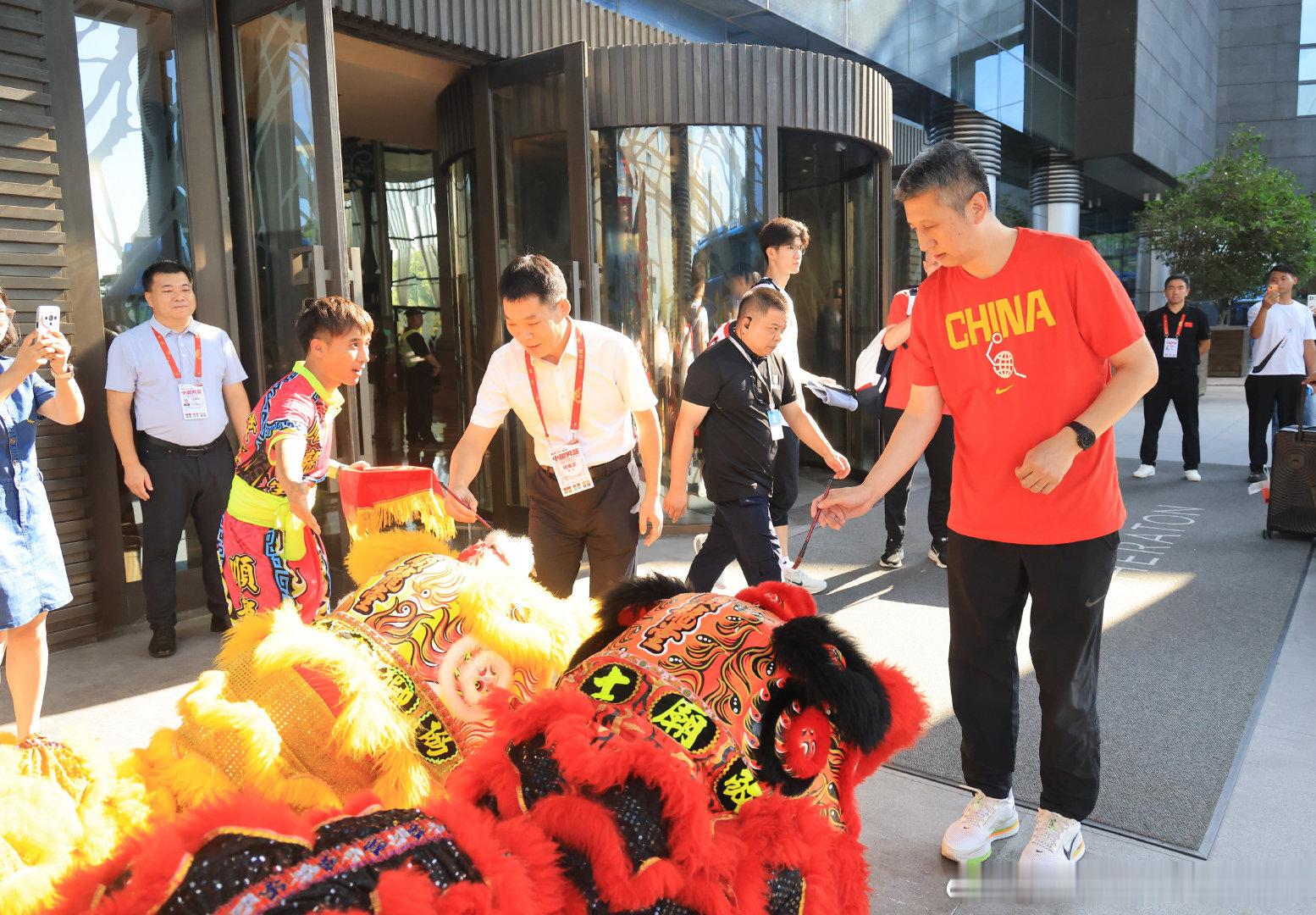 全主力抵达顺德，中国男篮开启佛山站热身赛备战！8月11日下午，中国男篮...