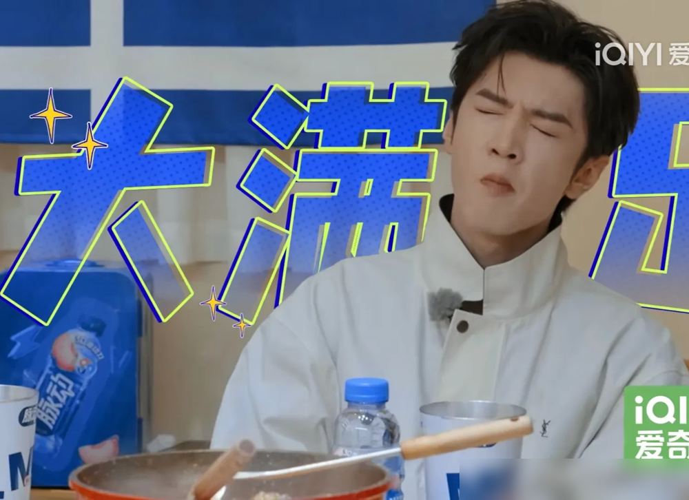 陈哲远被何炅吓到一秒跪地，膝盖砸地上的声儿隔着屏幕都疼。
录《大侦探》密室环节，他正绷着神经摸黑搜证，何老师突然从角落窜出来。人直接瘫了，跪得那叫一个实在。大张伟站旁边想扶，结果被陈哲远胡乱一抓，胳膊上留了道红印子，现场笑成一片。
但这事最狠的不是反应大。
是他前一天还在吃水煮菜压体重，四个月