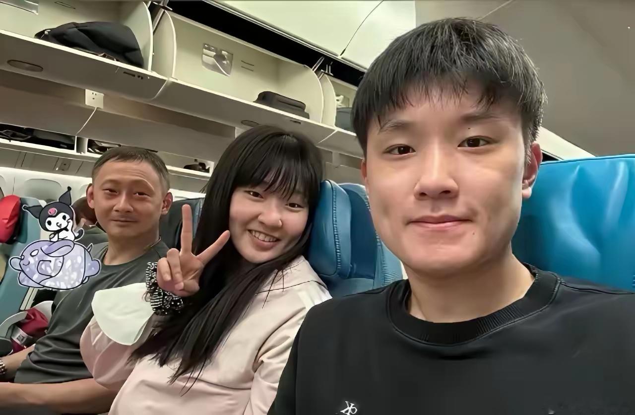 不少人感慨张本智和一家人，原本都是华人，移居日本生活多年，气质样貌第一眼看上去，很容易被当成日本人。尤其是他的父亲，三十多岁才远赴日本定居，如今神态气质也融入了当地的风格。
 
其实外貌五官不会轻易改变，更多是长期生活环境带来的变化。日常的语言习惯、穿搭风格、生活氛围、神态举止，长年累月潜移默化，慢