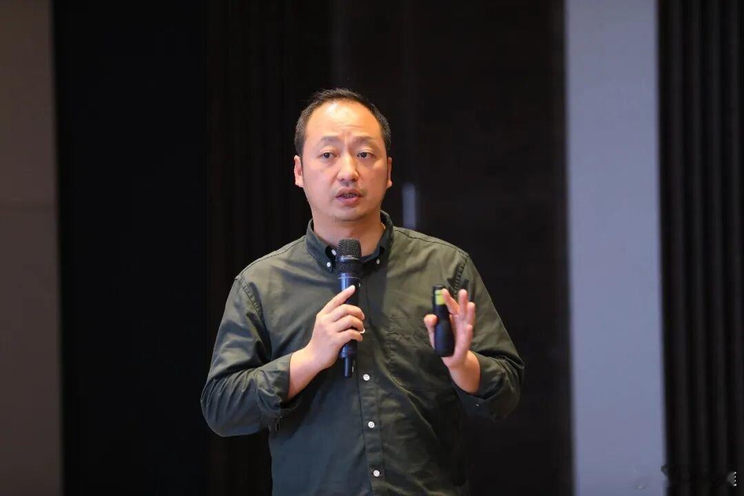 今天，网上有消息传出钉钉创始人无招加盟蚂蚁集团，不过，该消息很快被博主互联网坊间八卦辟谣。

互联网圈子里，但凡出现知名高管职务变动，各种小道消息就会满天飞，这已经是见怪不怪了。
 
今年6月，无招卸任钉钉CEO之后，关于他下一站去哪的各种猜测就没有断过。

之前就有消息称他要加盟拼多多， ​