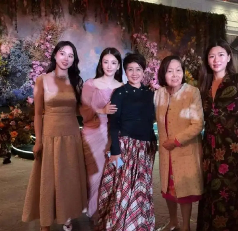 郭富城老婆搂着赌王四太合影！何猷君奚梦瑶答谢宴，方媛意外出圈 ​