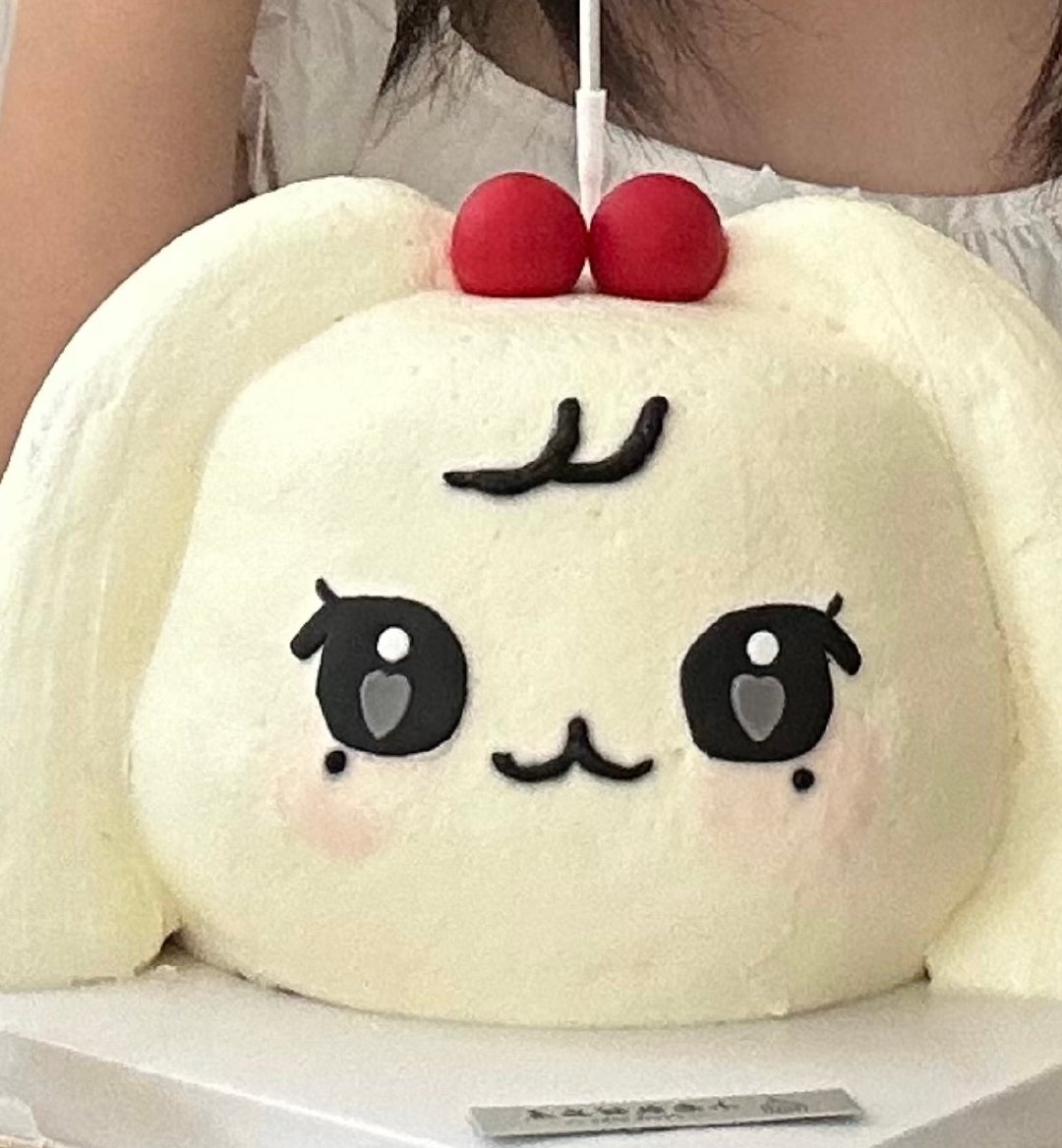 #张元英[超话]#  好好笑，为什么拍出来会大小脸
#张元英0831生日快乐# ​