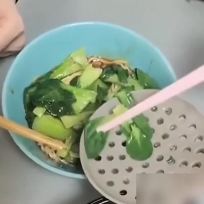 蒋欣机场被代拍怼脸，当场黑脸拒绝签名，视频底下果然又有人骂她耍大牌。
可往前翻几天，她还在金鹰奖提名现场笑得没心没肺。没拿奖，发的那句“不徐不疾，继续努力”，比多少人的获奖感言都体面。
再往前，有剧组人爆料她吃碗面，工作人员得在旁边盯着，求着少吃两口。转头自己撸大肉串，一口没落下。
你看，一个