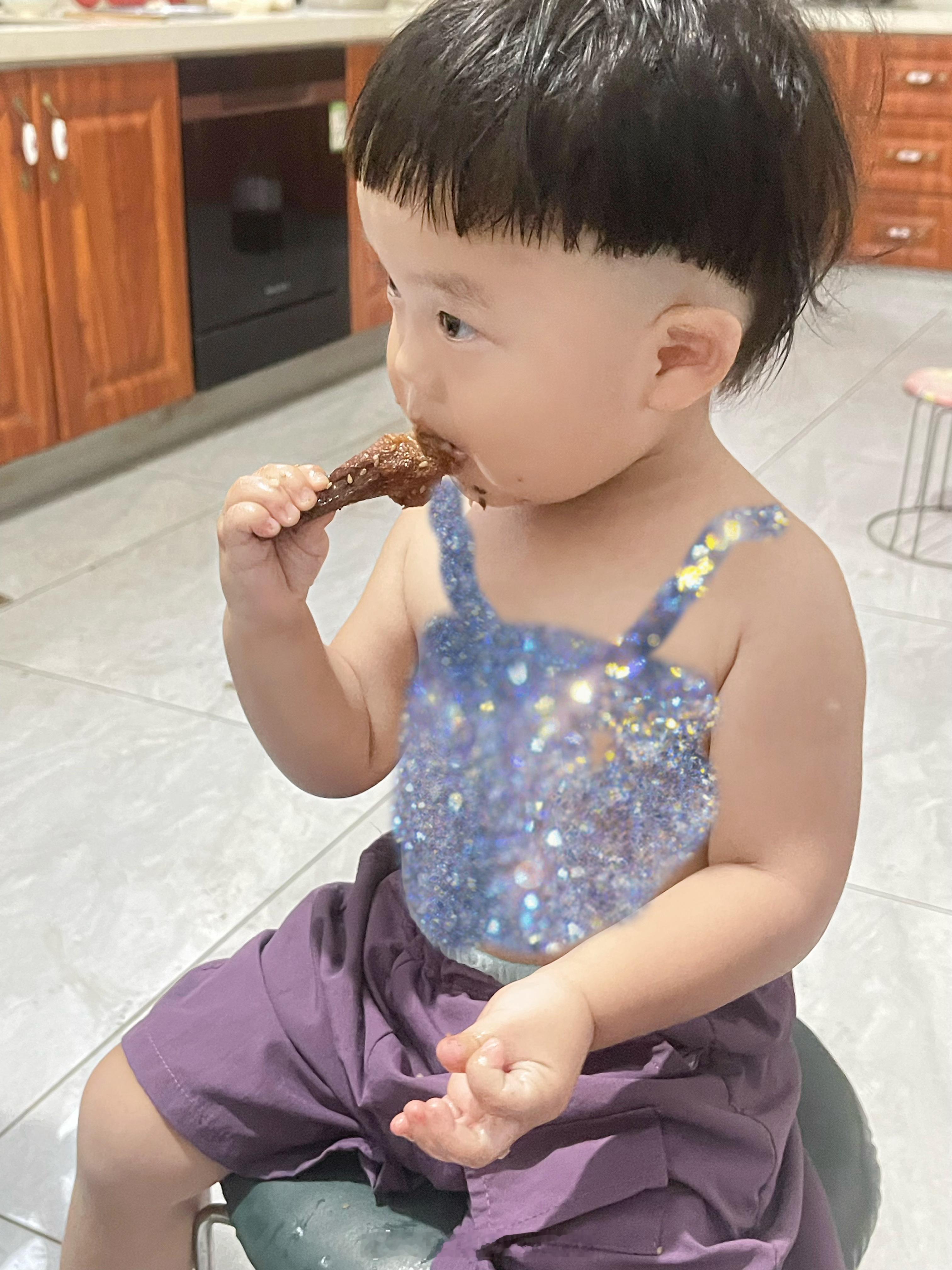 我哥每天忙的不行，我最近回来也少，难得他有空，我嫂子去买了只烤鸭，陪我...