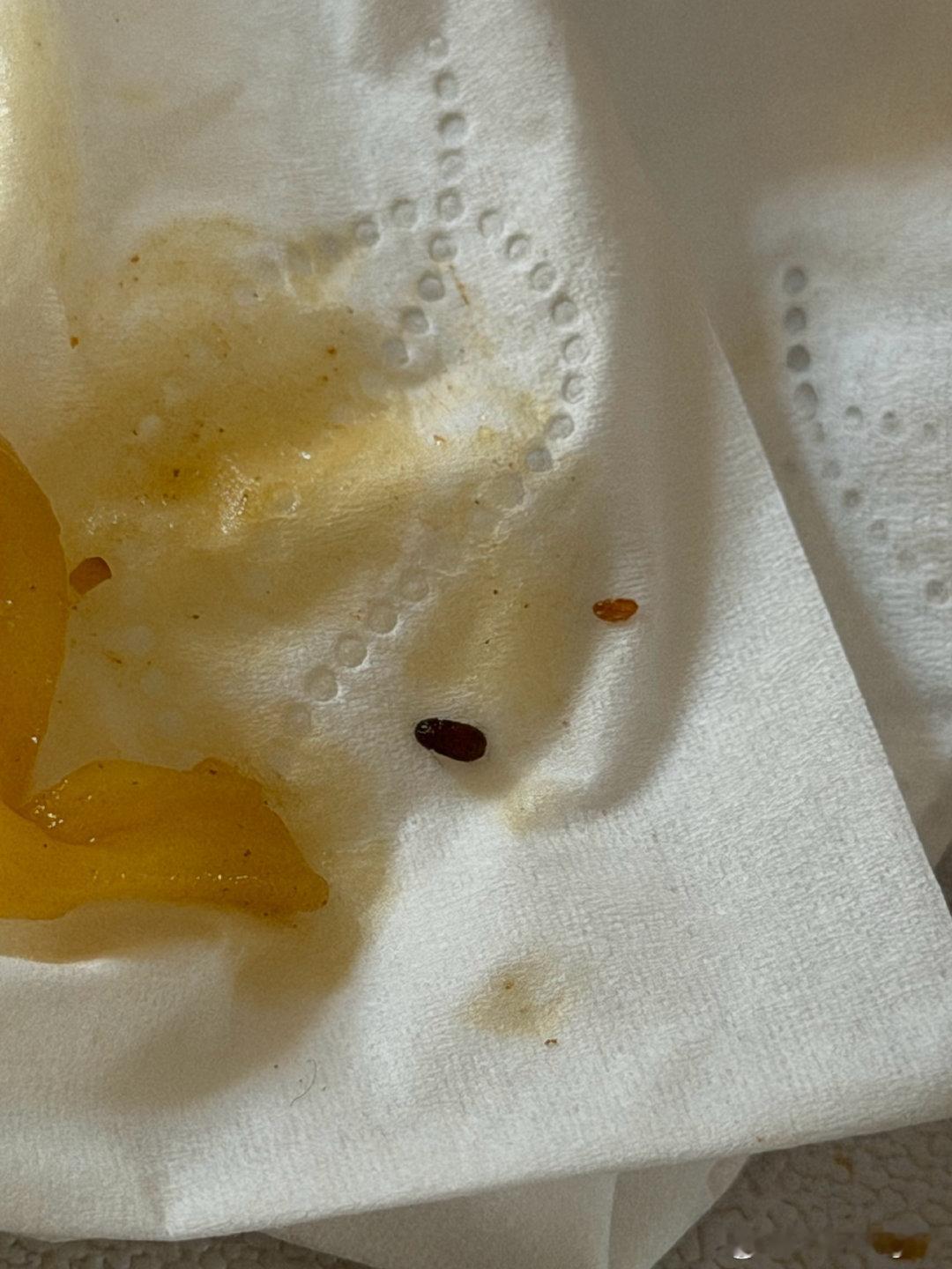 随随便便就把一个消费者判定为恶意退款的依据是什么啊？有工作人员好好和我说一下吗？嗯？我就问你这些我该不该要求赔付？我高频点外卖就应该吃这些不干净的东西是吗？从此以后一辈子不点外卖懂不？​
