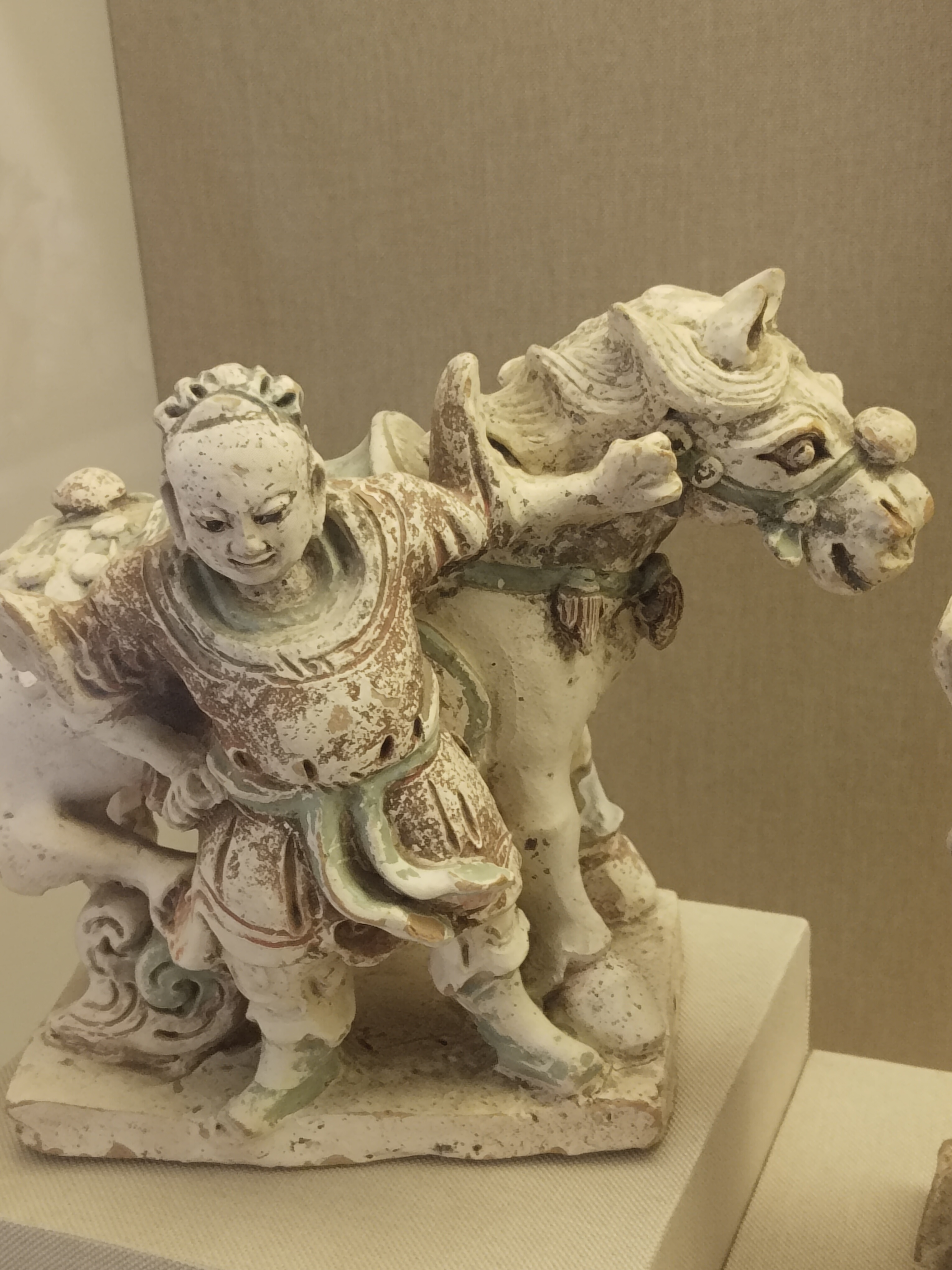 赵匡胤是武将出身，纵观他的皇帝生涯，也就是大一统皇帝干的活，没看出还干了什么可以单独歌功颂德的功绩，甚至统一进程都没完成就死了，说他是千古一帝怎么都看不出来。

当然，也许有人会说得看时代背景，能结束五代十国人吃人