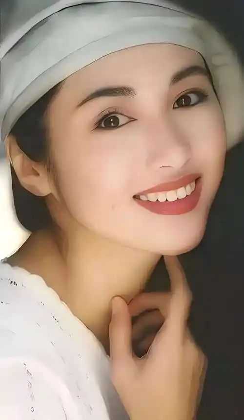 黎姿的巅峰颜值，放在当年港圈属于什么档次？
提起九十年代港圈女神，一定绕不开黎姿。
眉眼明媚灵动，自带温婉大气的气质，一颦一笑皆是风情。
《金枝欲孽》的玉莹，《倚天屠龙记》的赵敏，每一个角色都成为经典。
既有邻家女孩的清甜，又有豪门女子的贵气。
有人评价她是明艳挂颜值天花板，也有人觉得港圈美人各有千