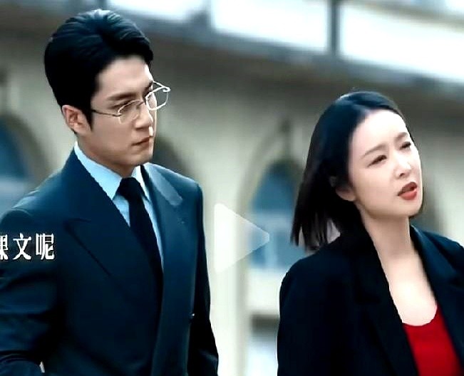 高叶和韩东君在《蒸蒸日上》里演情侣，怎么看都觉得差了口气。

单看角色本身倒还行，韩东君演的李信克制隐忍，高叶演的萧龙女风风火火，可凑到一块当欢喜冤家就露馅了。俩人吵完架完全没有那种该有的甜蜜劲儿，同框时眼神更是一点都没拉丝，愣是没处出情侣感。

说到底，还是高叶之前那“大嫂”形象扎得太深了。突然换