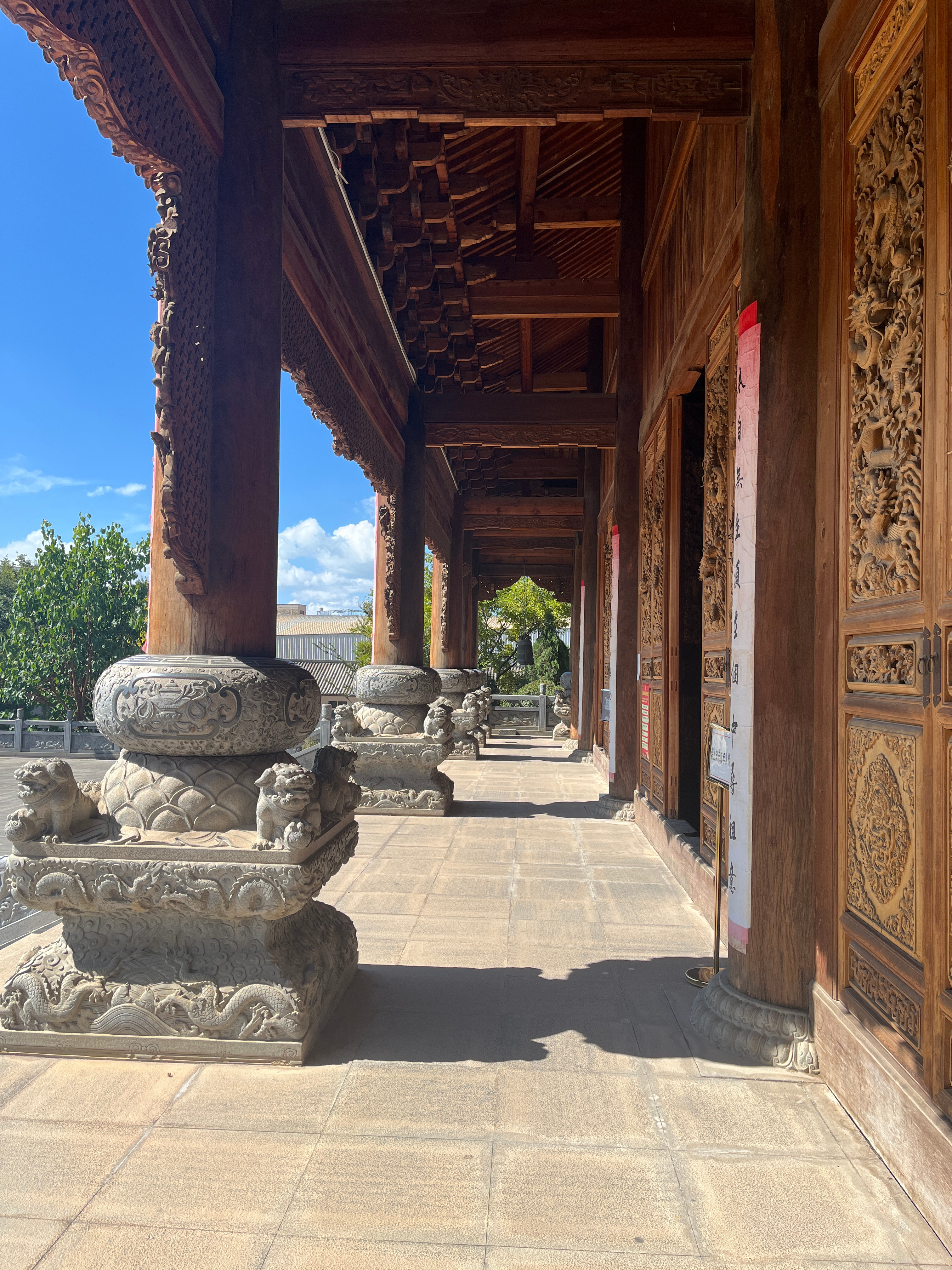 城中村废墟中的宝华寺，香火缭绕，屋脊上的铃铛随着风有节奏地响动，木结构建筑散发着原木的淡淡香气，
僧人诵经的那一刻，我流泪满面。 ​