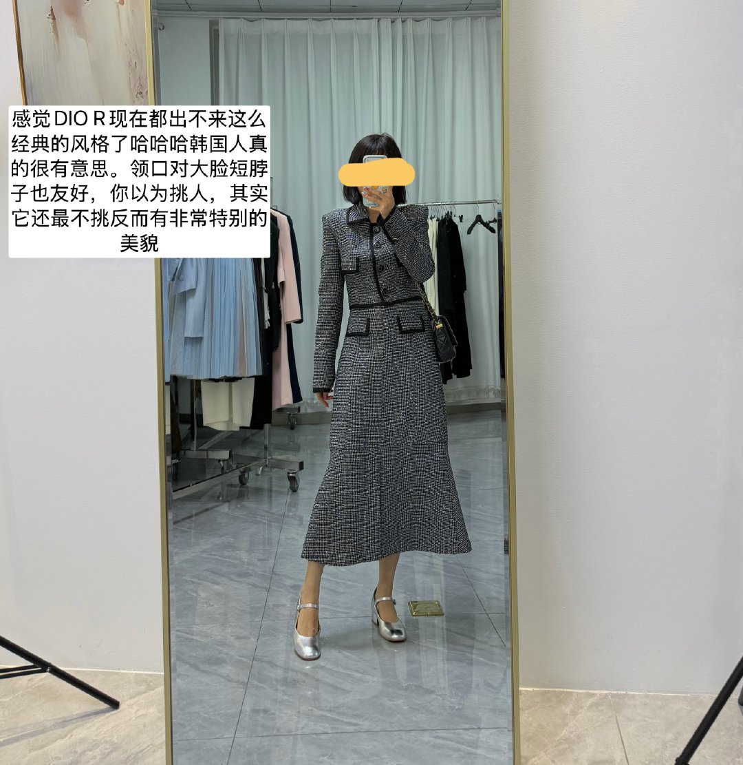 A VOU我都穿一码。我已经开始偏向又风格又女人味的设计了。有点穿够了灰头土脸大布袋子，偶尔想美一下它就可以美起来的硬货可以有一俩套了。重点是可以一直美。 不像休闲大T大毛衣穿一穿，一洗就变个样。 ​​​