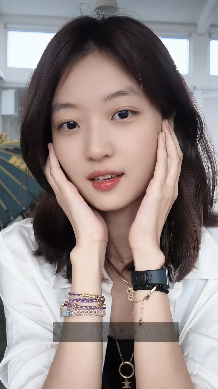 孙千在德国被大风吹得直喊脑壳疼，评论区却全在苦口婆心劝她：“求你千万别再接古装戏了”。
这话说得虽然有点损，但确实是大实话。
你看她这趟私服照，利落短发配个大衣，松弛感直接拉满，那种野蛮生长的劲儿，内娱真找不出几个同款替代品。
这就是典型的“红气养人”。
演艺圈有些女演员就是很玄学，五官明明