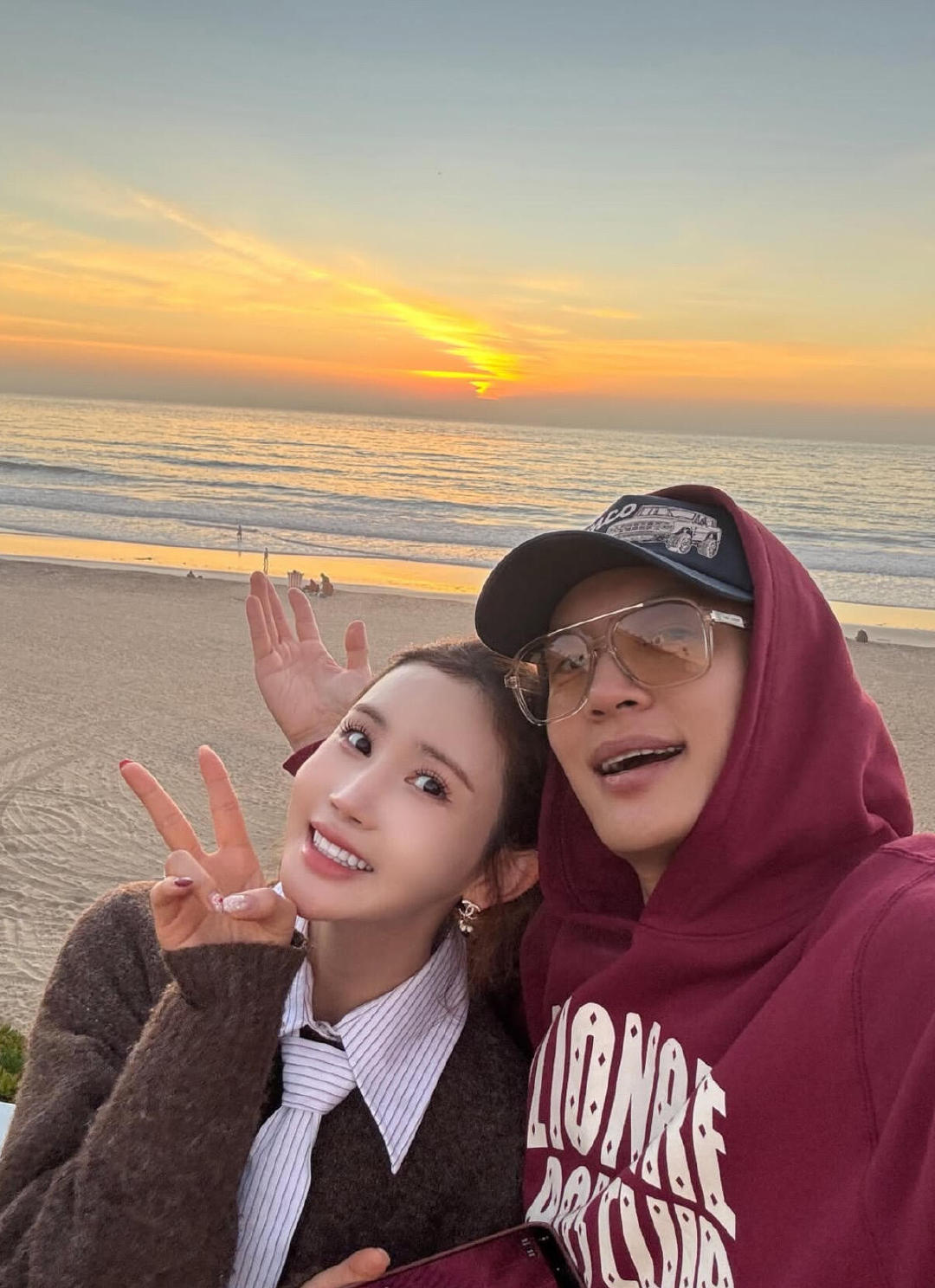 #李多海妈妈来中国照顾怀孕女儿#李多海的预产期在11月，离宝宝到来还有一段日子，但妈妈已经早早来陪着了。母爱就是这样——不等到你需要的时候才来，而是在你还没开口的时候，就已经在路上。 ​