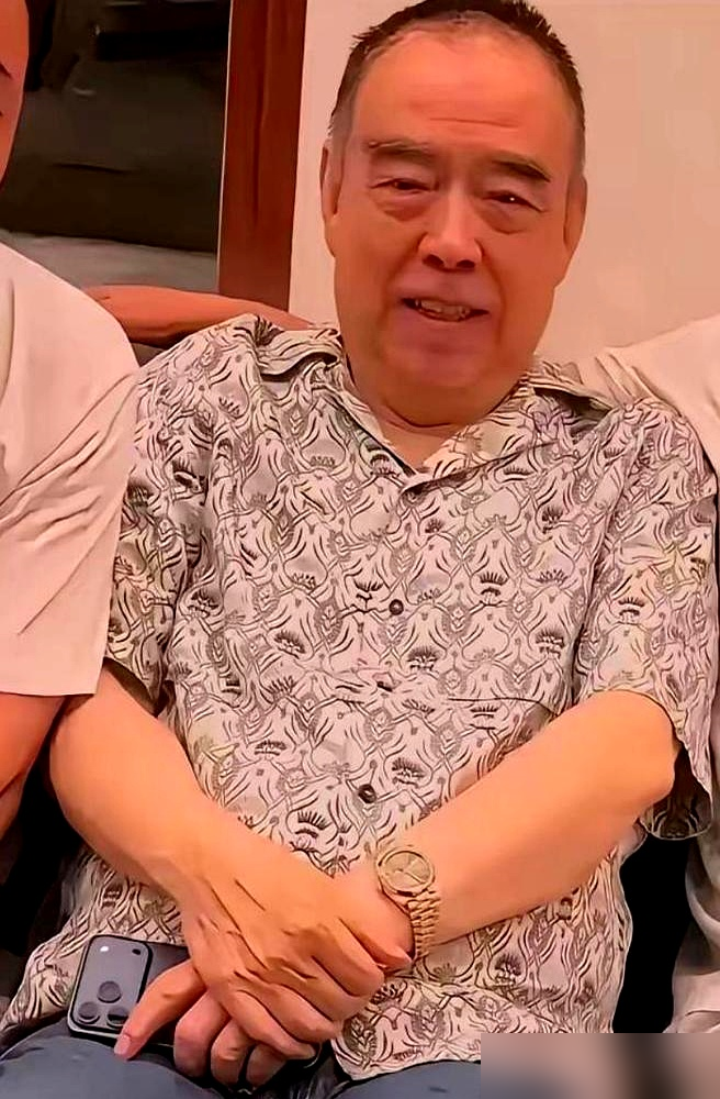 陈凯歌在三亚吃饭，满桌子菜没动一筷子，愣是站了俩小时。
就因为长辈坐着，他不敢坐。
国际名导，回家照样得守规矩，陈红在旁边也是等长辈动筷才敢伸手。陈飞宇更绝，听说亲爹递筷子，他得等眼神示意才敢夹肉。
当年阿瑟请坐全网群嘲，说他家封建、压抑、父子像上下级。
现在回头看，不坐是规矩，跪着是位置，