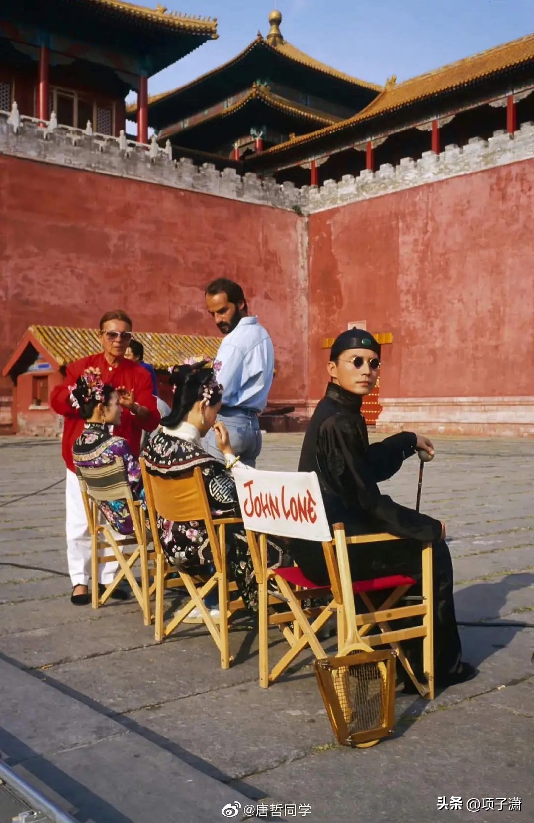 扎心真相！《末代皇帝》为什么要让外国人拍？

很多人一直疑惑：讲纯正中国近代史的《末代皇帝》，主演全是华人，凭什么导演是意大利人？

其实不是中国请外国人拍的！是名导贝托鲁奇读完庄士敦《紫禁城的黄昏》，被溥仪跌宕一生深深震撼，主动立项筹资，专程来中国合拍。

1987年拍摄时国内影视工业薄弱，250