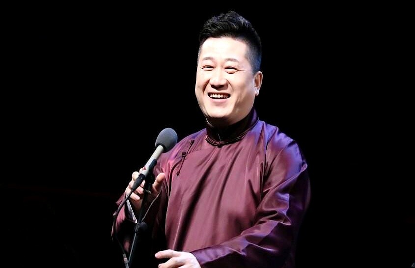 怎么当上德云一哥？岳云鹏台上就八个字：“干掉师兄，做掉太子”。

张鹤伦在旁边问上位秘诀，小岳岳嘴一撇，全抖出来了。哪有什么勾心斗角，全是运气。当年几位师兄闹着退社，位子空出来让他捡了漏；郭麒麟又发现拍戏、上综艺比说相声有意思，剧场里根本见不着人，少班主主动换了赛道。

外头天天脑补抢商演、夺压轴的