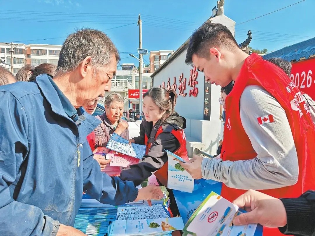 【文明实践 | 子洲：资源下沉聚合力 便民服务润民心】近日，子洲县马蹄沟镇统筹联动县直多部门资源，开展集中式文明实践便民服务活动，以“集市宣讲、点位服务、文艺赋能”等多元方式，推动政策落地、服务下沉、文明入心，持续深化新时代文明实践建设，补齐基层服务短板，打通基层治理服务末梢。 ​