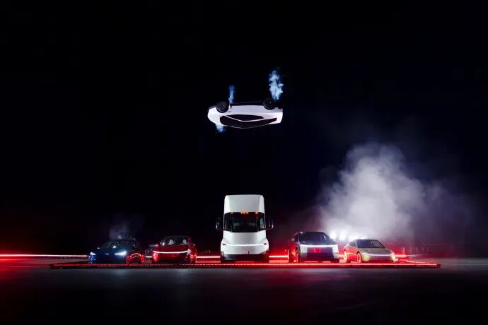 特斯拉发布可飞二代Roadster 国内车企大佬集体表态

大家发现没有，特斯拉发布的第二代Roadster靠着短时间腾空翻转的演示，直接刷爆了全网，国内不少车企大佬和车圈博主都出来表态，相关的疑问也跟着冒出来。

第一点，这次带完整飞行功能的版本，压根不允许在公共道路开，只能在封闭测试场地用，国内