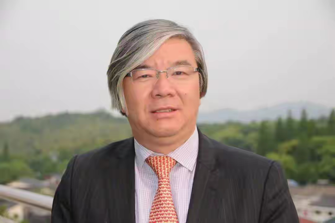 浙江大学开学典礼一教授因独特发型和发言时频繁甩动头发走红，网友留言求洗发水链接。
 
浙大开学典礼现场，材料学院韩高荣教授上台，作为教师代表给新生致辞。他的发型很有个人特点，讲话过程中头部自然摆动，长发跟着一次次甩动，这段现场视频被台下同学拍摄，传到网络之后快速出圈。很多网友看完视频，在评论区留言，