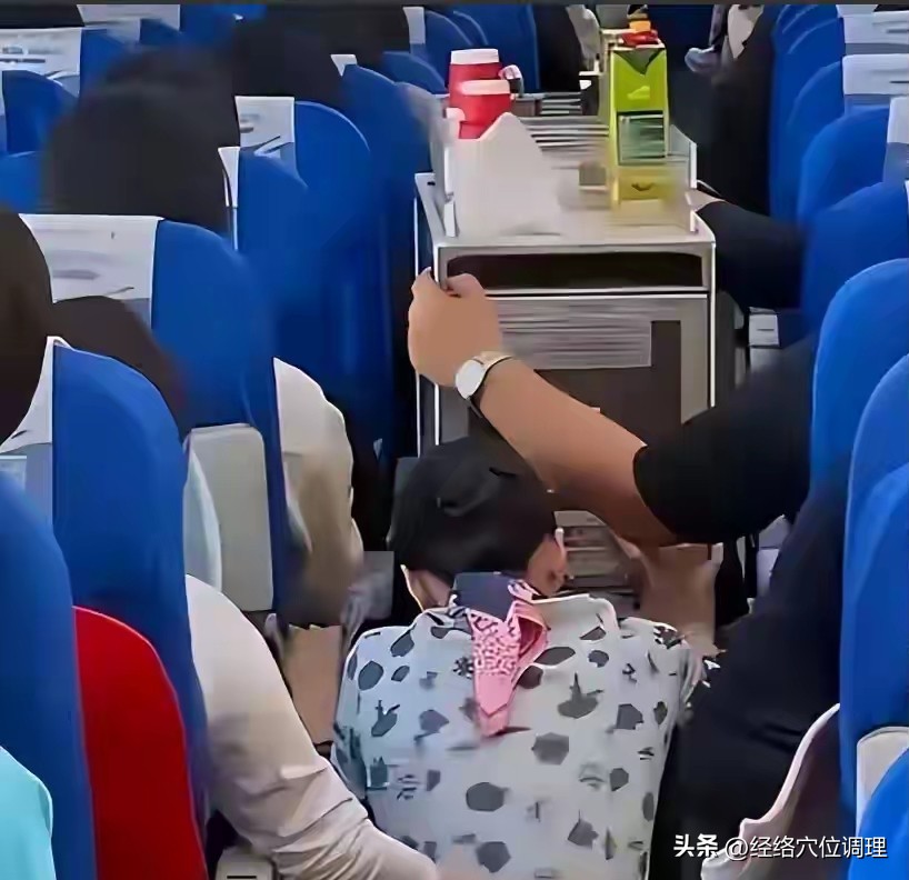 看了，东航空姐被逼下跪事件的结局，让人看清了，①从事空姐工作，已不再是风光无限。