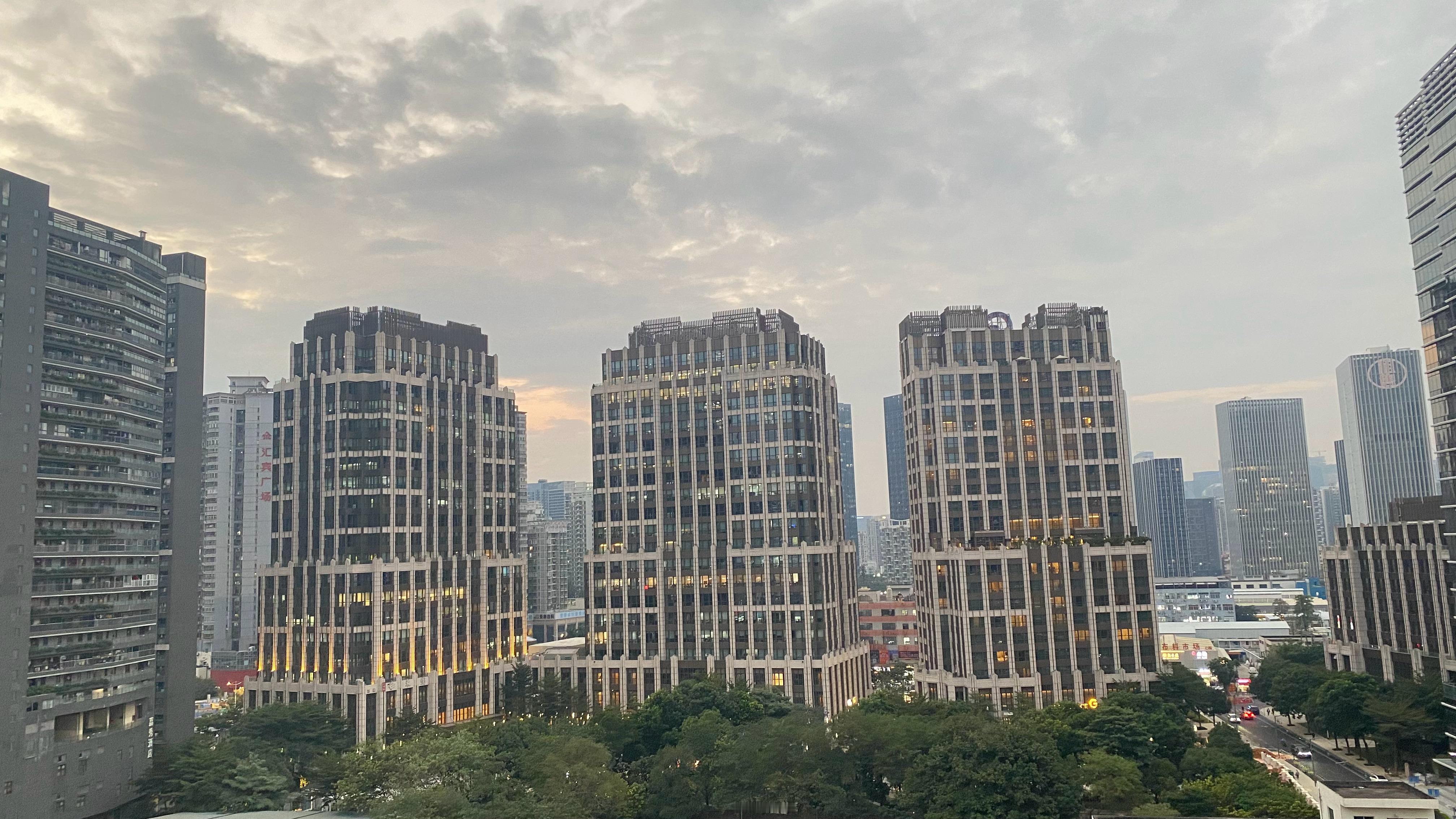 美股收盘：纳指跌超1%科技股领跌
美股三大指数全线收跌，道指持平，标普500跌0.69%，纳斯达克跌1.33%。科技股普遍承压，七巨头指数下跌0.64%，半导体全线下挫，黄金股与航空股亦走弱；仅金融股多数上涨，能源股中埃克森美孚逆势大涨2.57%。中概股整体回落，但阿里巴巴逆势上涨2.78%，成为亮点。
核心主 ​