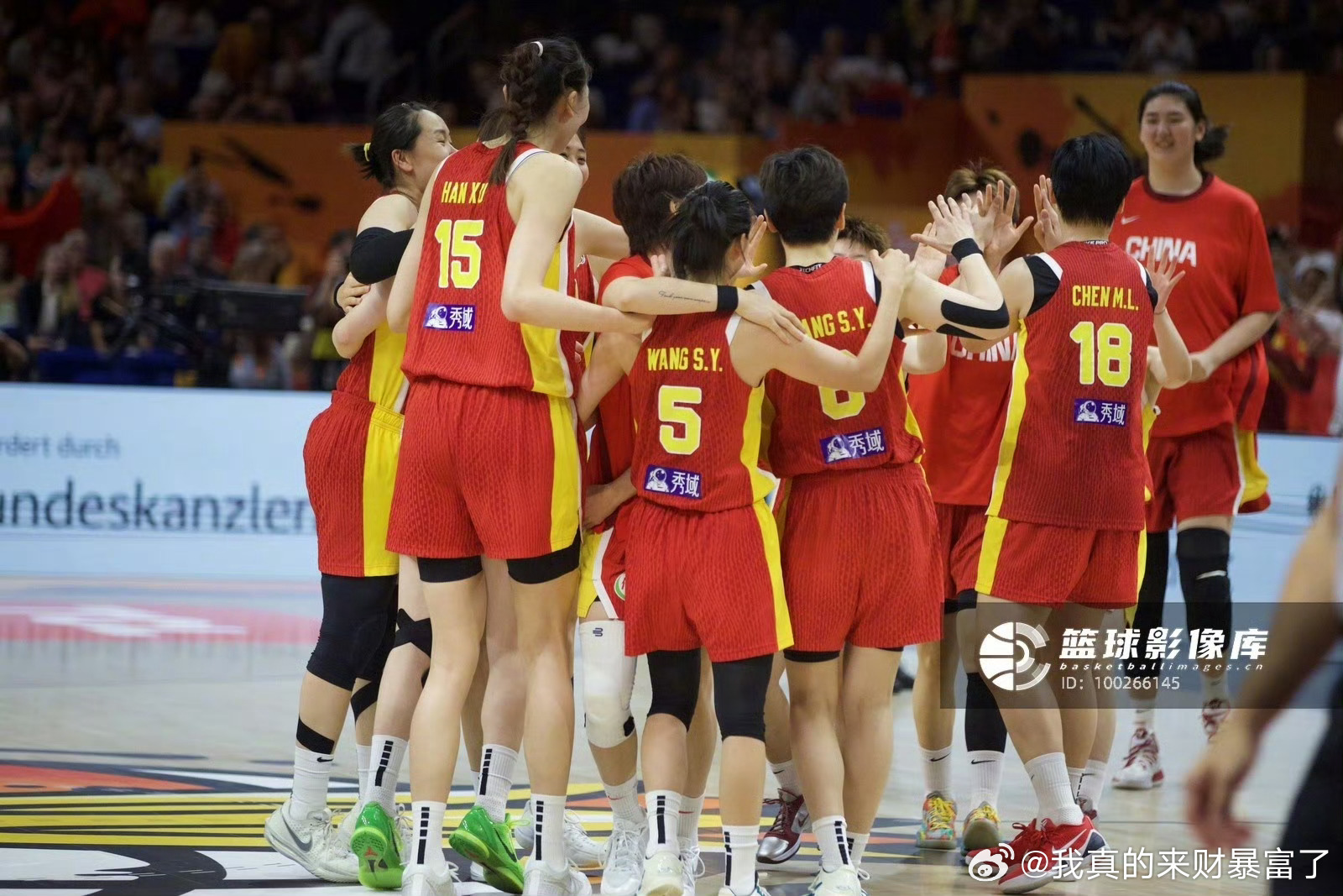 #中国女篮[超话]##中国女篮8天前输法国女篮29分#2026女篮世界杯八强战，中国女篮61-90负法国，止步八强，时隔8天两次输对手29分。中国队打完附加赛只休息19小时，体能远不及休整三天的法国。韩旭、杨舒予合力拿下40分，其余队员火力匮乏。张子宇遭遇针对性夹击，出现7次失误。后卫线被对手高压逼抢限制 ​