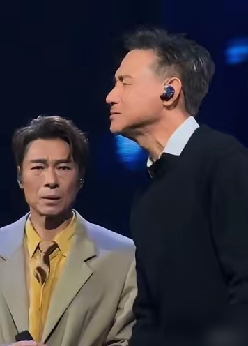 歌神闭着眼把许志安整首歌词全唱完了，许志安举了三次麦硬是没插进去嘴。10月10日红馆尾场，张学友压轴出来合唱《我应该》。结果前奏一响，他眼睛一闭，从头唱到尾，词儿比原唱还熟。许志安在旁边嘴张了又闭，手抬了又放，最后干脆站旁边当观众。事后张学友自嘲，说唱歌不睁眼，干脆把两人的词全背了。许志安之前还肉麻