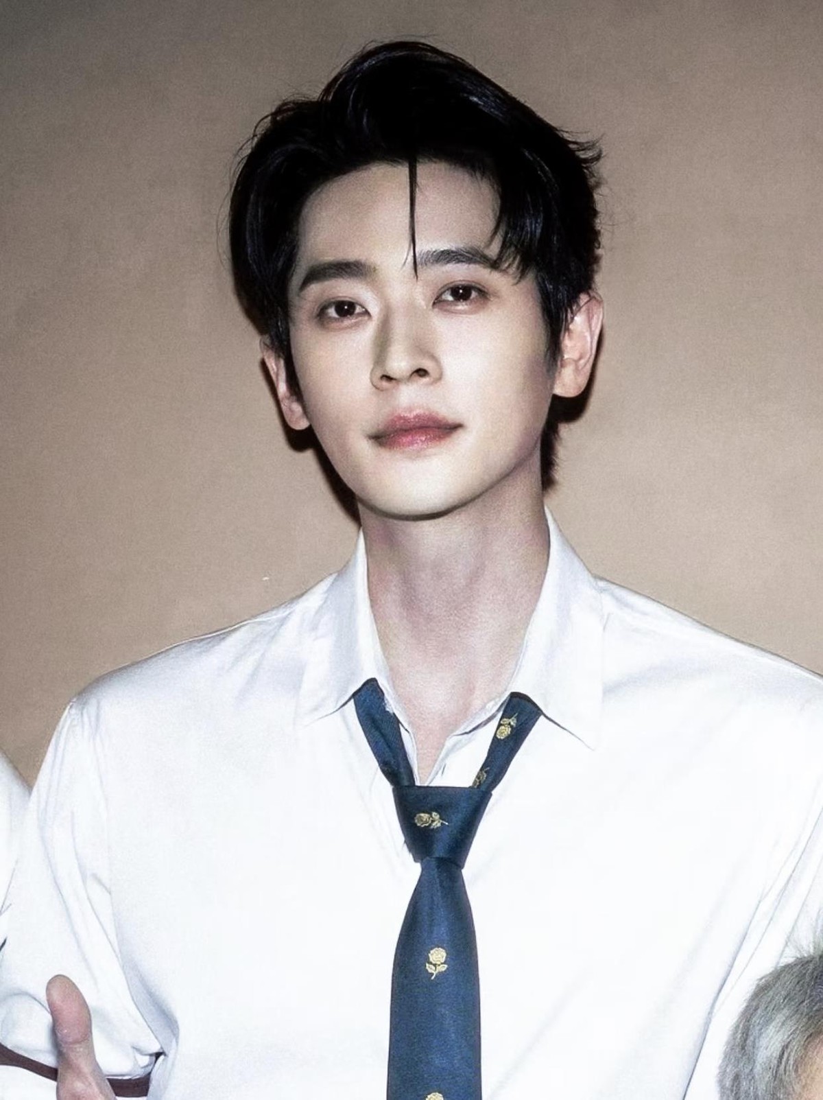 丞磊这次在《玉簟秋》里演的虞昶轩，确实让人眼前一亮。他之前和王楚然合作过《成何体统》，也和白鹿拍过《莫离》，古装剧偏多，低调又有辨识度。这次角色是个表面纨绔的军阀少帅，剧集首播收视登顶，角色卡购买人数破万，热度不低。至于“升咖”，目前只是观众的预感，没有官方数据能证实，演技评价也两极，有人觉得眼神有