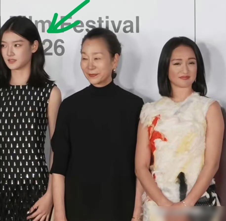 16岁跟周迅走红毯，居然没被压住。
王圣迪这姑娘，往那一站，骨架舒展，眼神里没怯。釜山红毯上，周迅穿黑，她穿白，一个老练，一个生猛。镜头扫过去，她下巴微抬，嘴角带点笑，那意思像是：这地方，我早晚常来。
《初次尝到寂寞》全球首映，顾游执导，周迅、奚美娟、周一围给她搭台。入围主竞赛，不是去蹭红毯的。