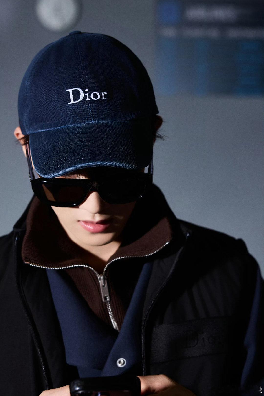 李昀锐出发#巴黎时装周#造型，品牌大使受邀参加Dior 2027春夏大秀，酷帅迷人，利落有型。继2026秋冬秀后年内二度来巴黎看迪奥大秀，第四次巴黎迪奥大秀之旅，期待再次闪耀巴黎～#时装周# ​