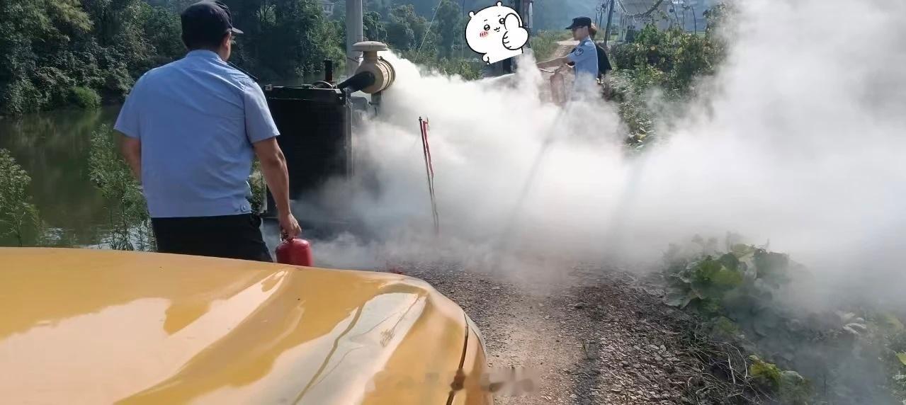 #消防安全# 【消防车无法进入！民辅警火速处置发电机火情🔥】9月14日，茶恩寺派出所接到警情，辖区某一用户发电机突发起火。因现场通道狭窄，消防车辆无法驶入，火势存在蔓延风险。民辅警迅速赶赴现场，第一时间设置警戒、疏散周边群众，使用随车干粉灭火器对着火发电机开展扑救，成功扑灭明火。明火 ​