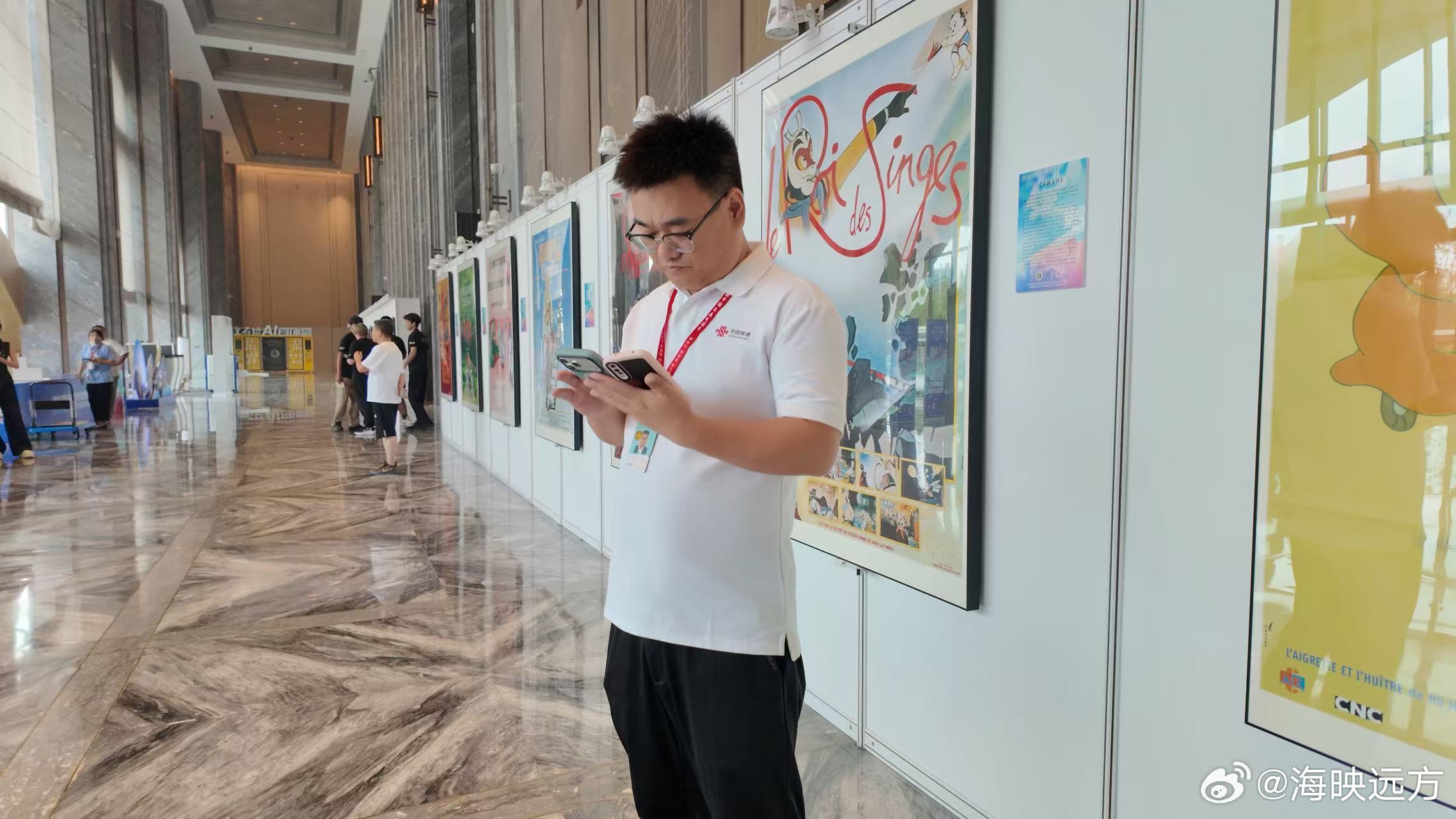 【联通5G-A，保障电影盛会】长春分公司圆满保障第二十一届长春电影节开幕盛典以“新时代·新摇篮·新力量”为主题的第二十一届中国长春电影节，在长春国际影都金色大厅盛大启幕。作为国内极具影响力的华语电影盛会，本届电影节汇聚众多电影人、媒体记者及市民游客，现场人流高度聚集，对区域网络承载能力、信号稳定性与传输流畅度提出了极高要求。为全力保障盛会顺利举办，筑牢高质量通信服务防线，中国联通长春分公司提前部署、精密筹备，全方位落实专项通信保障工作，以稳定、高速、优质的通信服务为光影盛会保驾护航。本次长春电影节开幕式主会场人流密集、通信需求集中，短时内语音通话、视频直播、图片传输、网络互动等业务量将迎来爆发式增长，极易造成网络拥堵、信号波动等问题。针对本次盛会的场地特点、人员规模及网络保障难点，长春分公司提前制定专项通信保障方案，组建专业应急保障团队，细化分工、压实责任，全方位排查梳理现场及周边通信网络隐患，确保保障工作无死角、无盲区。活动保障期间，长春分公司精准发力、多措并举筑牢网络根基。本次...
