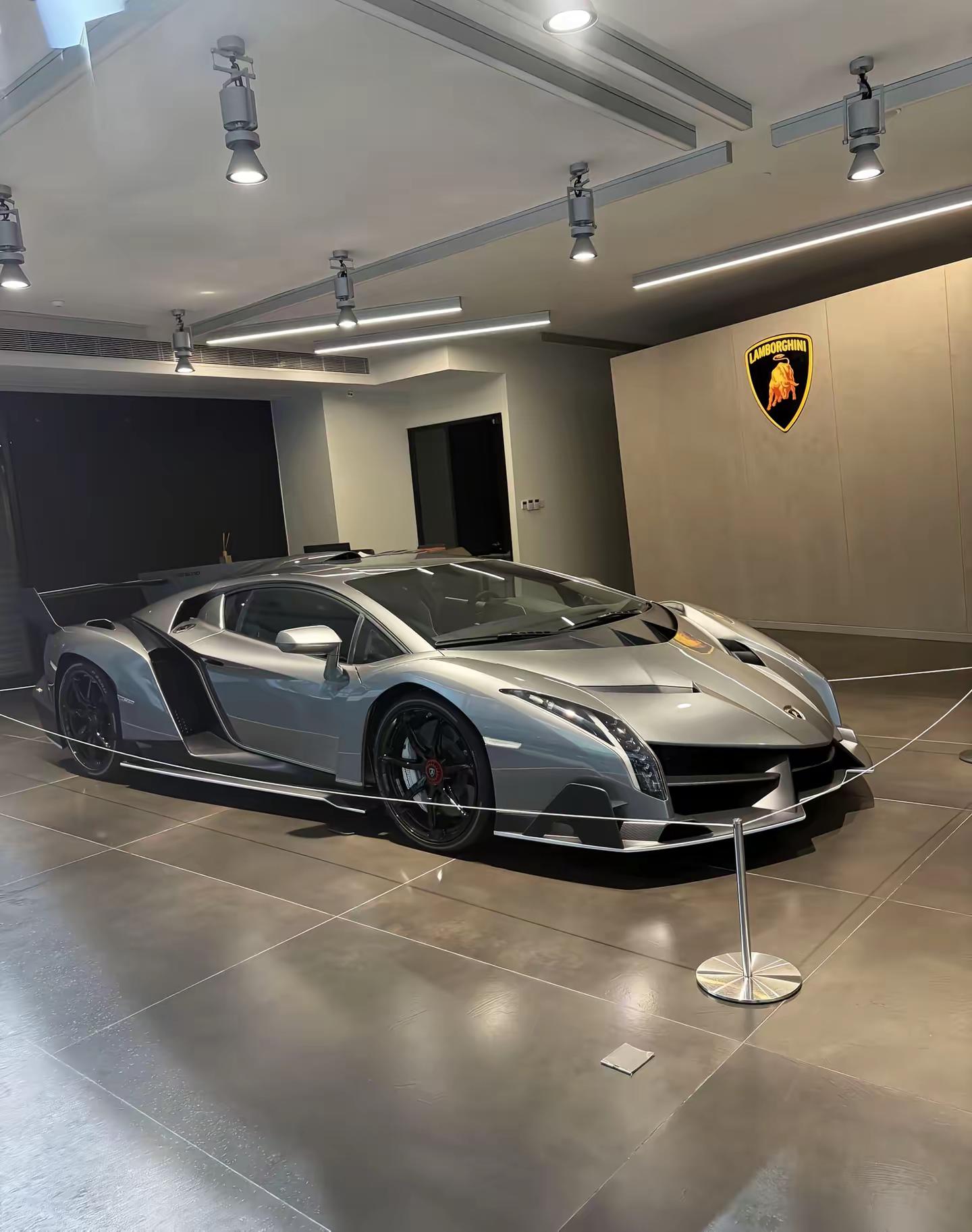 兰博基尼 Veneno｜毒药（硬顶版）这就是传说里的“毒药”，一台可以合法上路的原型赛车。V12自吸的嘶吼、夸张到极致的空力，2.8秒破百，全世界就3台，是超跑收藏金字塔最顶端的公牛