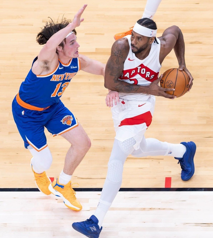 一个生涯总薪水超过5.43亿美元的NBA球员，开着一辆1997年的雪佛兰，因为加油站油价涨了两美分，开车绕路去别处加油。
这个人叫伦纳德。2026年10月14日，他穿着猛龙球衣重新站上NBA赛场。16分40秒，12投6中，三分8中4，21分5篮板2抢断，正负值+28。猛龙148比98，赢了尼克斯50