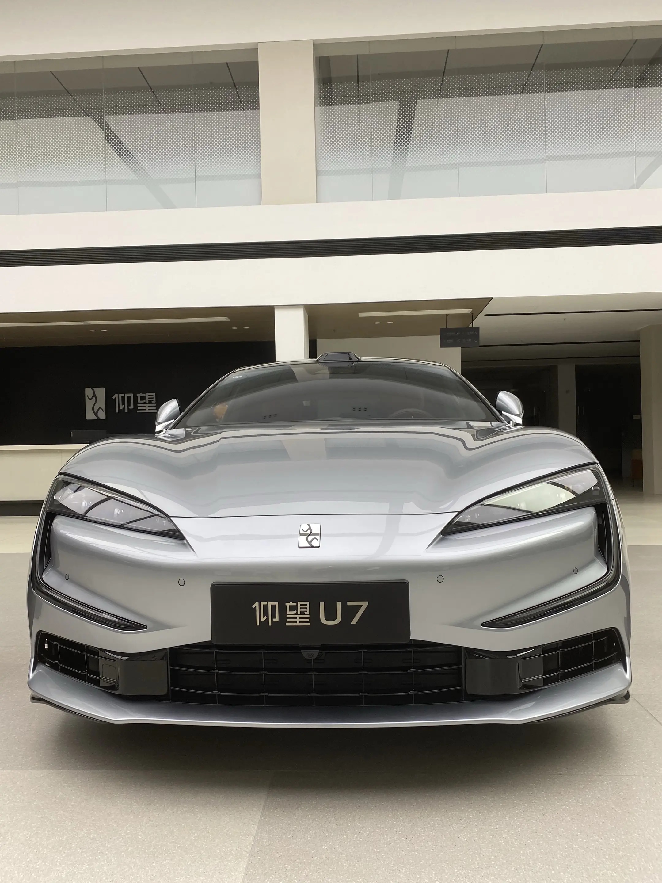 终于约上仰望U7试驾了，必须来写个真实感受！
一进门就被这溜背造型吸引了，实车比图片霸气太多，五米二的车长却一点都不笨重。坐进驾驶位，Nappa真皮加碳纤维饰板，豪华感和运动感拿捏得刚好。
上路才是重头戏——云辇-Z悬架真的绝，过减速带和井盖就像碾过一层棉花，车身几乎没晃动；易四方带来的灵活性让我惊