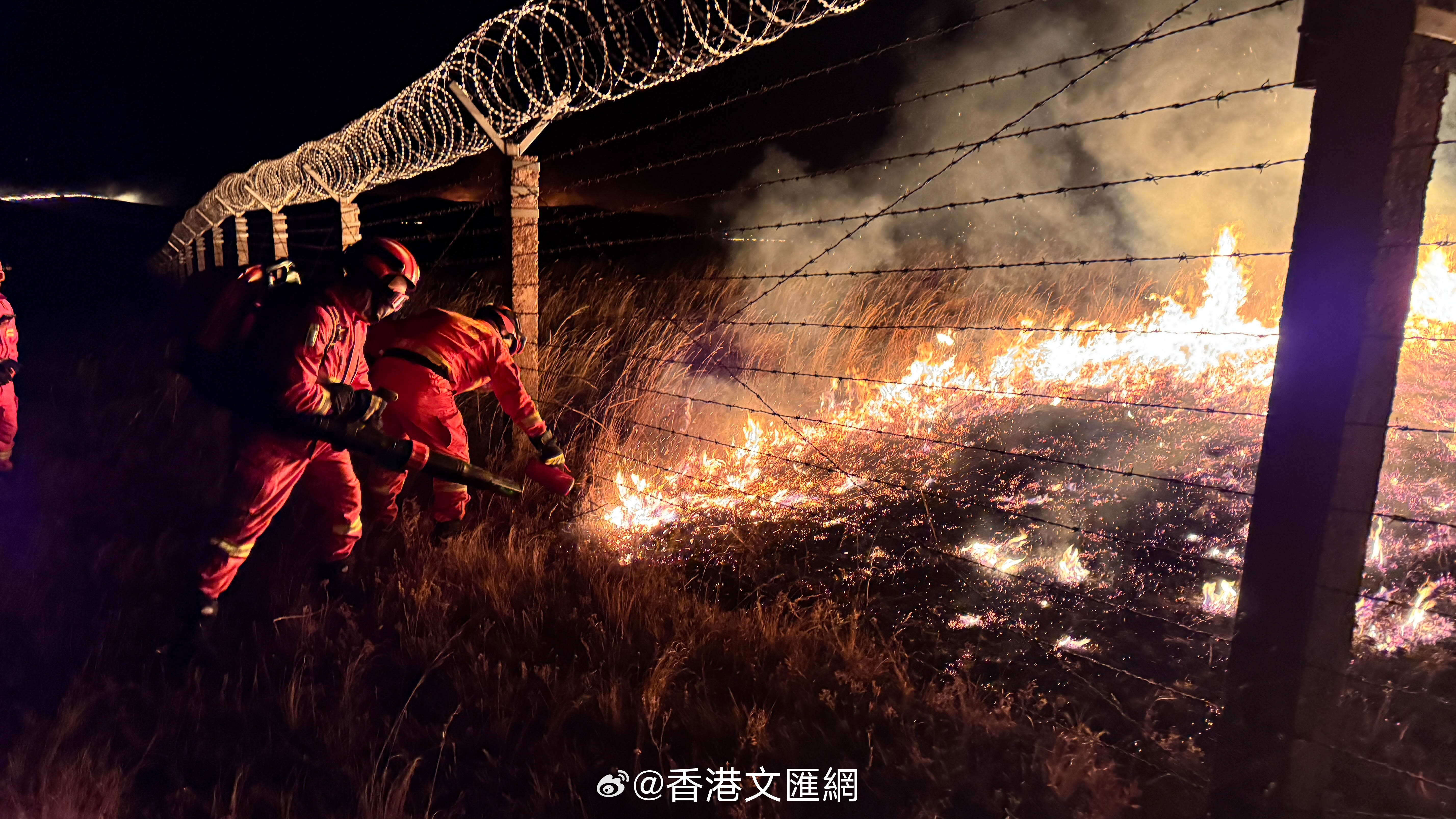 #日企高管被指引发中蒙边境大火##日本人被指蒙古大火后未道歉# 
据蒙古国政府网站及当地媒体报道，10月8日，东方省努姆鲁格严格保护区起火，火借强风于9日逼近中国内蒙古边境。

起火原因指向一辆越野车：Mobicom日籍首席执行官越智康博等三名高管在参加松贝尔口岸通信项目交付仪式后，次日乘5辆越野车 ​